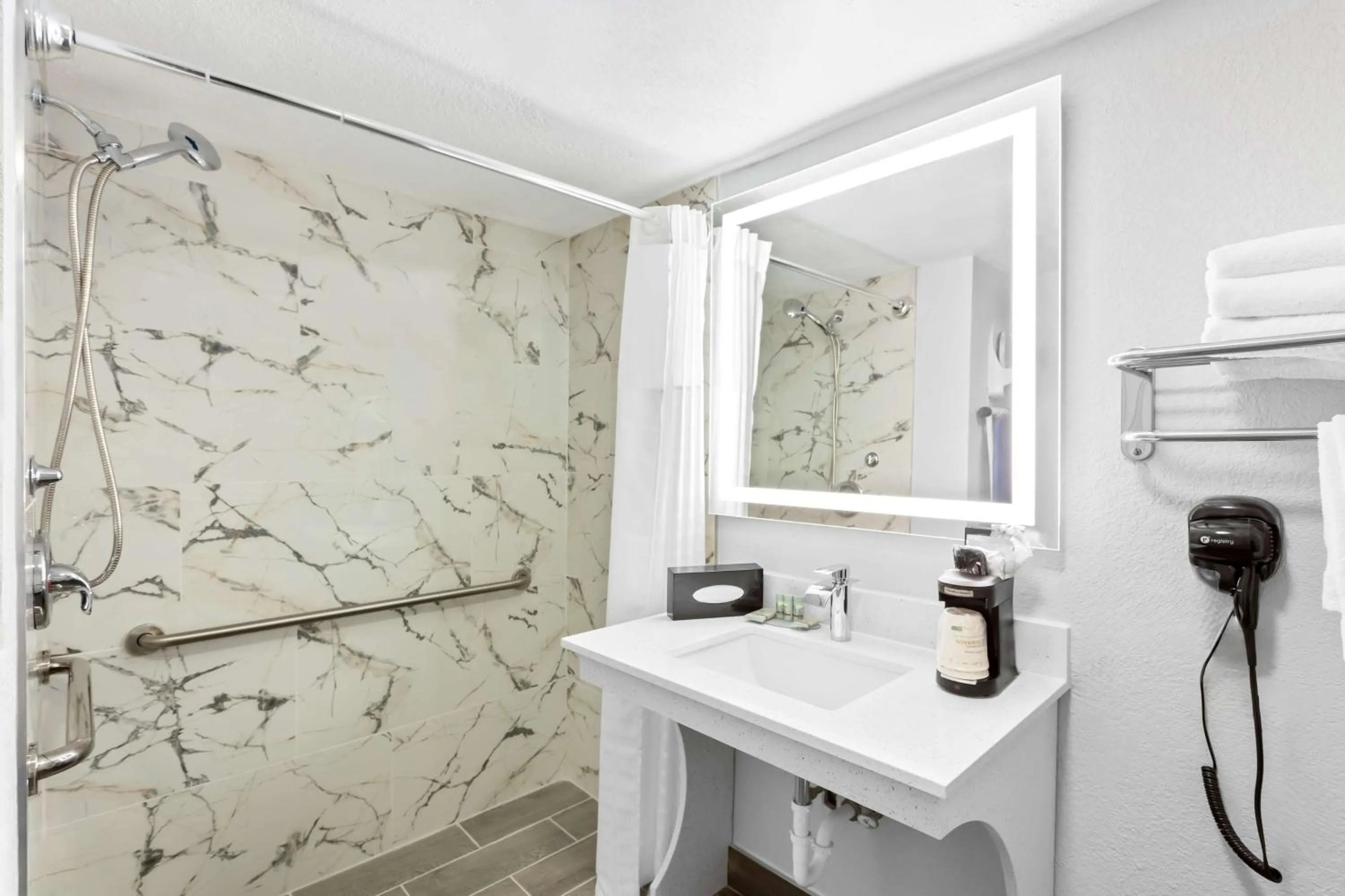 Bathroom in Best Western Schaumburg – O’Hare NW