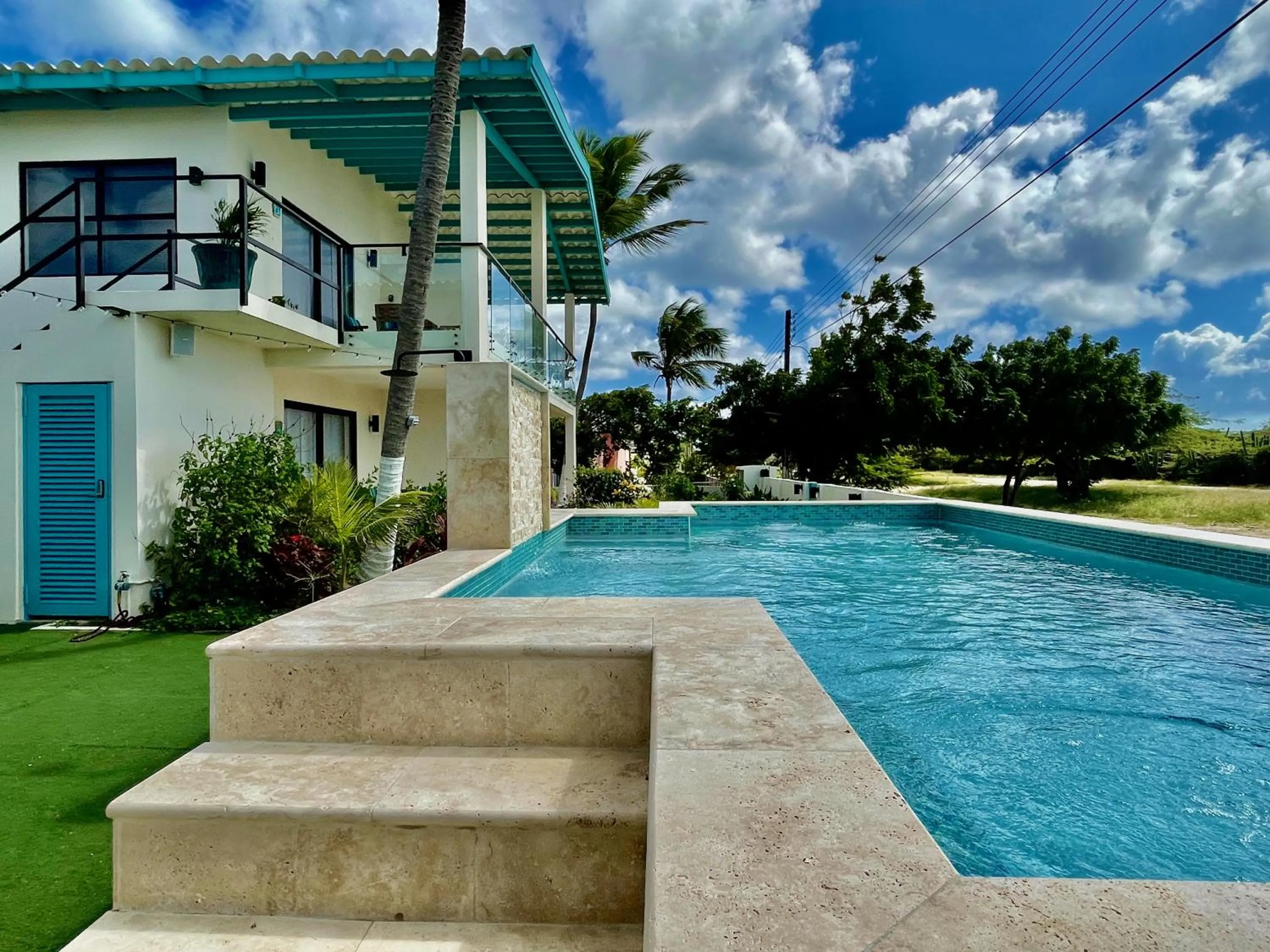 Swimming pool in Vistalmar Ocean Suites