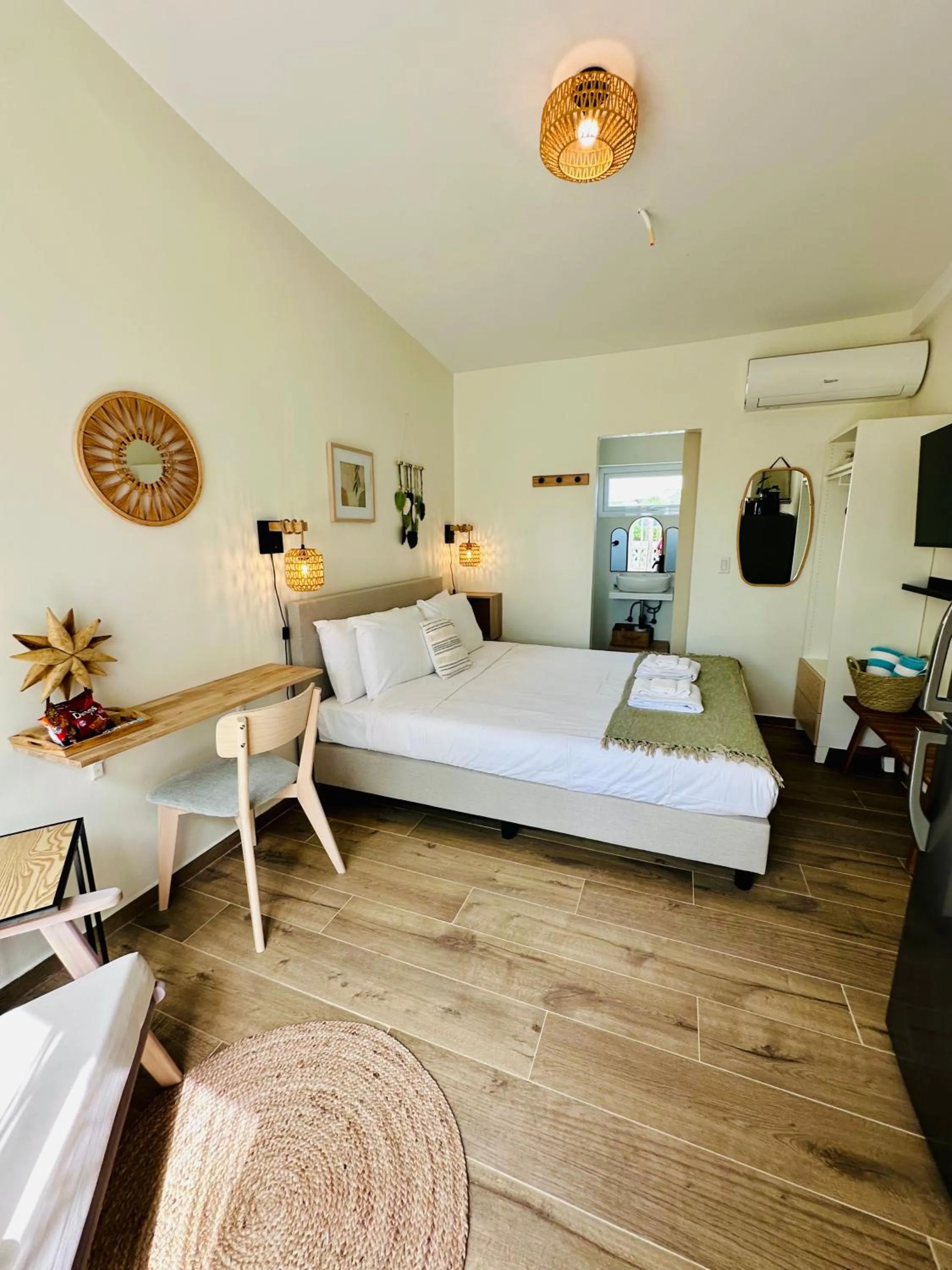 Shower, Bed in Vistalmar Ocean Suites