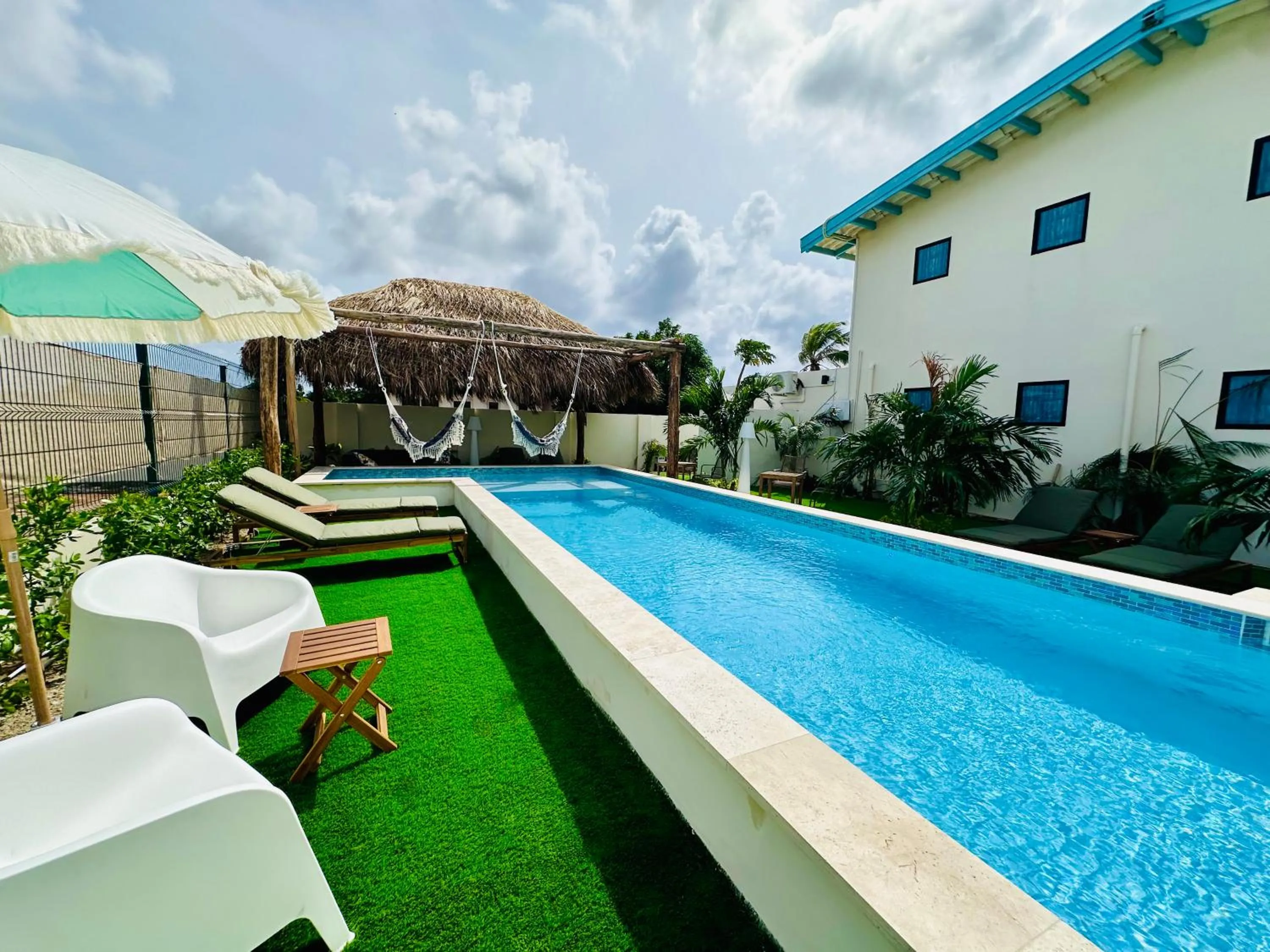 Swimming pool in Vistalmar Ocean Suites