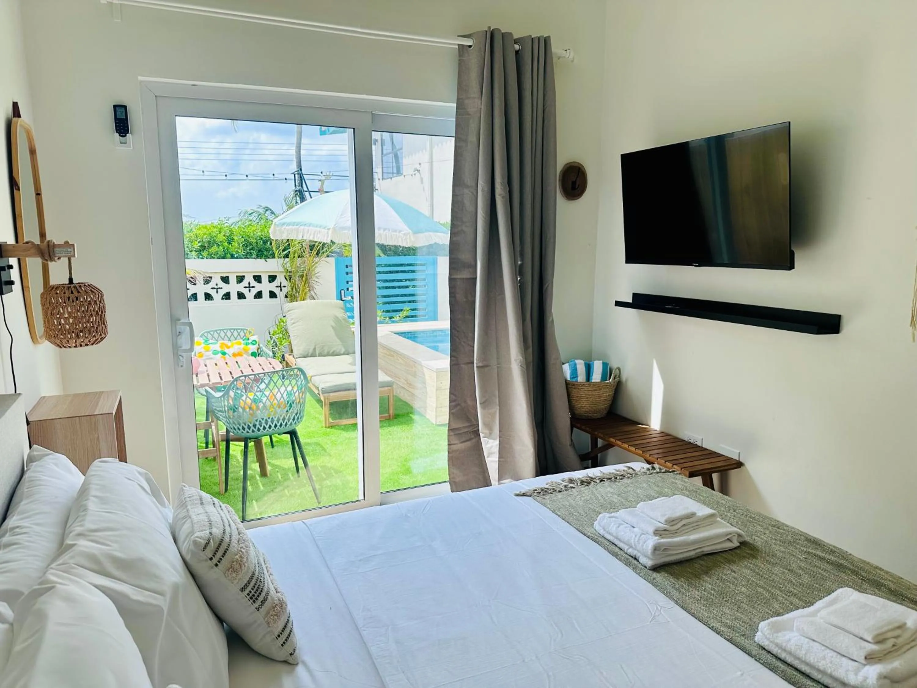 Pool view, Bed in Vistalmar Ocean Suites