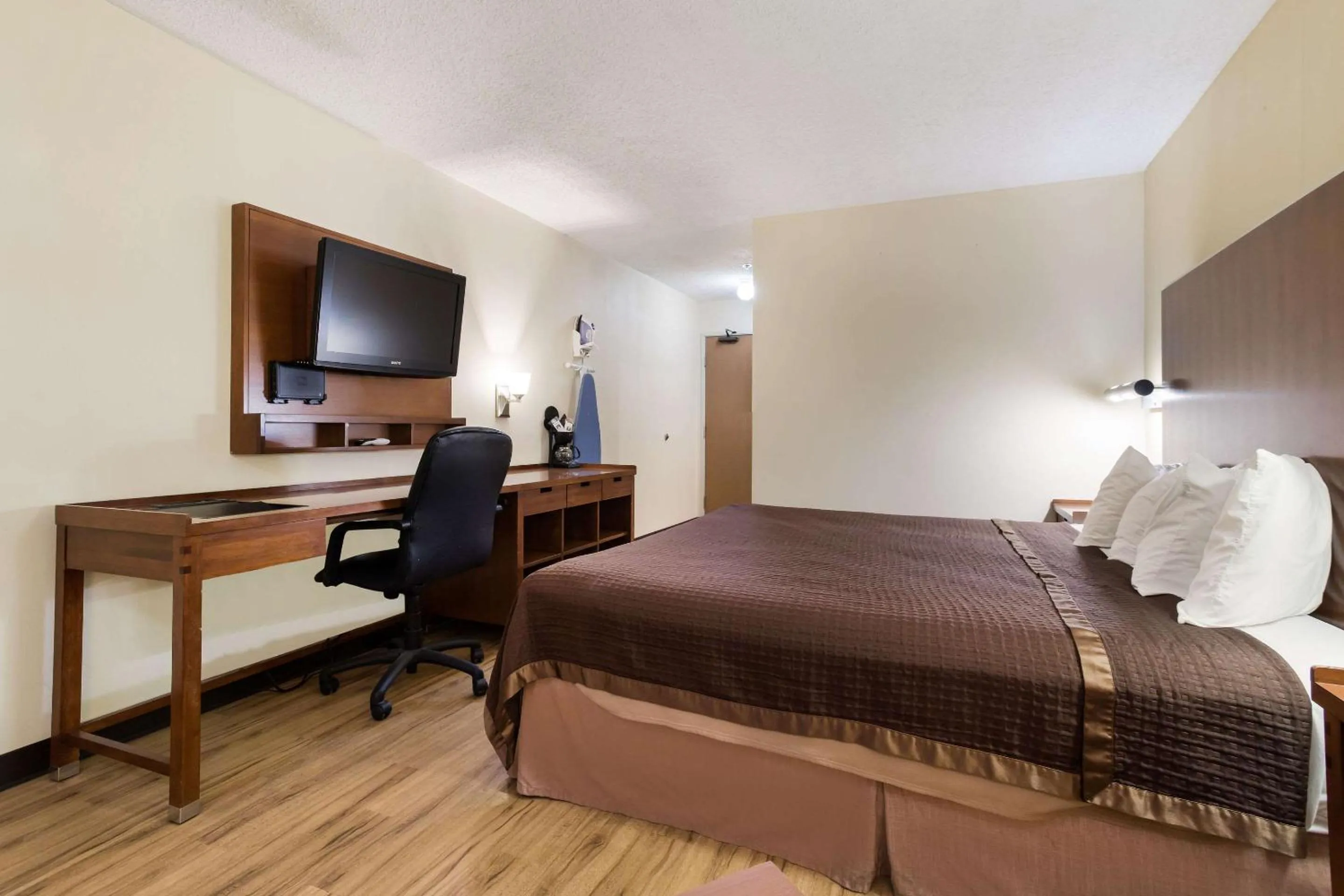 Photo of the whole room, Bed in Rodeway Inn Gallup West