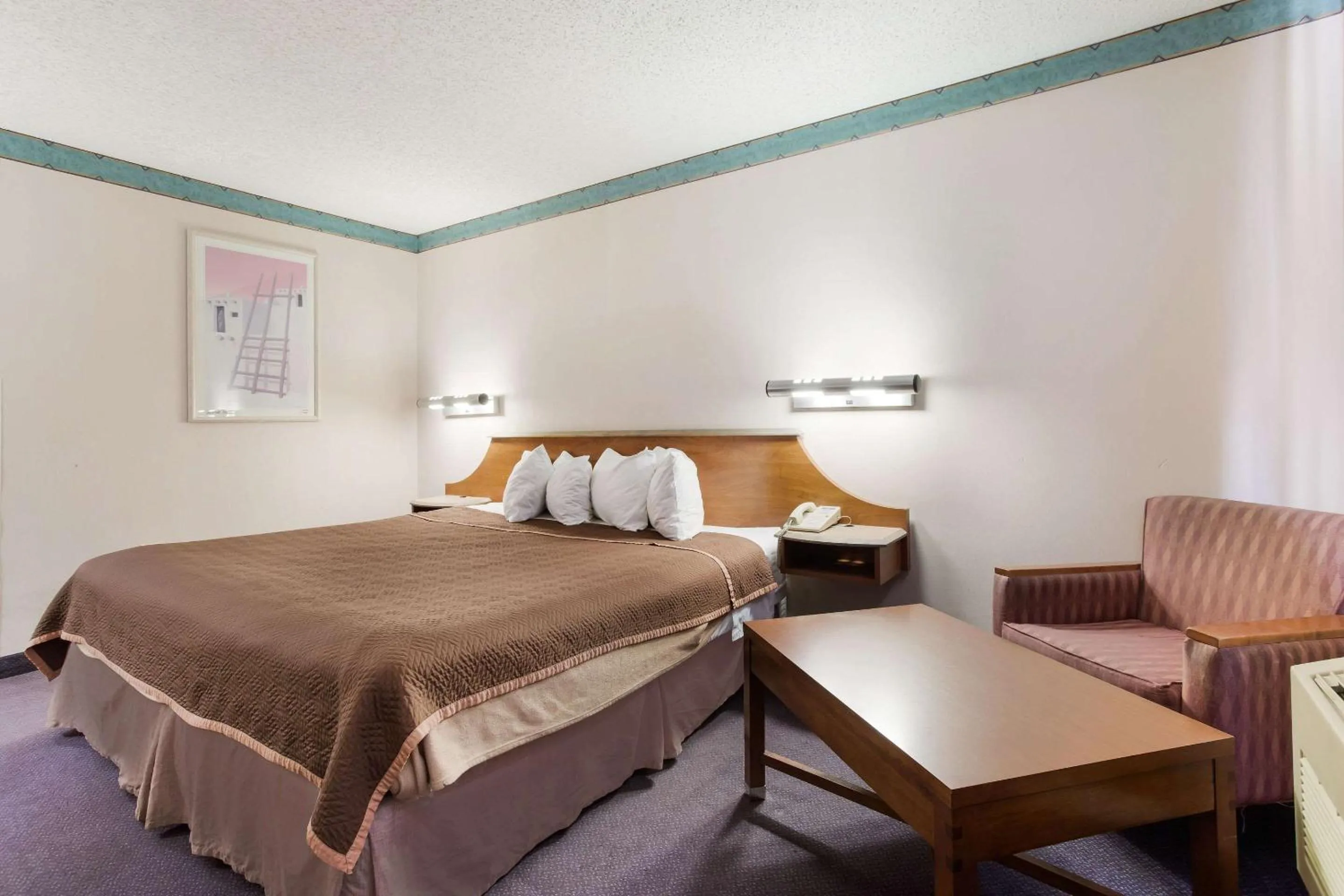 Photo of the whole room, Bed in Rodeway Inn Gallup West