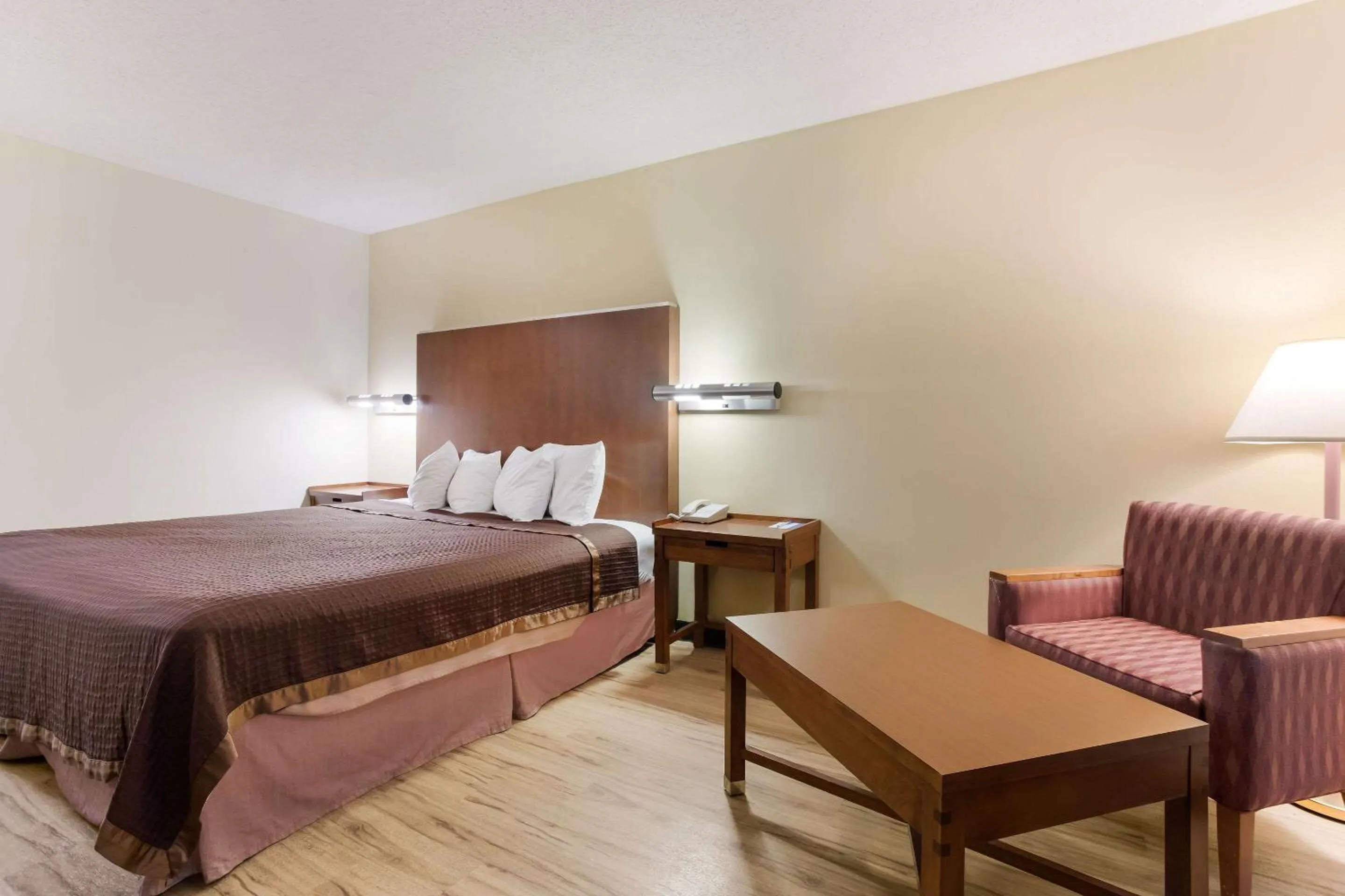 Photo of the whole room, Bed in Rodeway Inn Gallup West