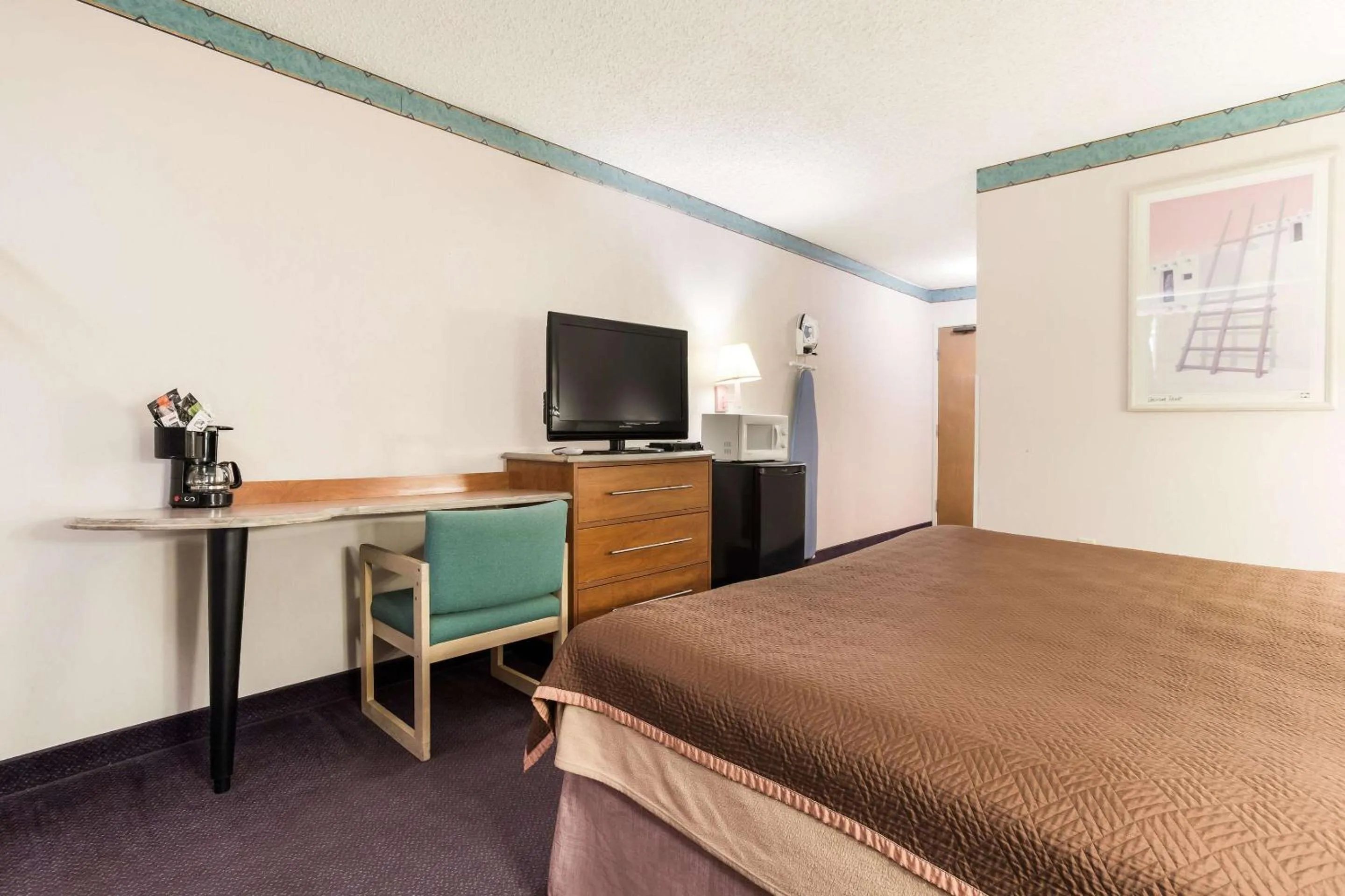 Photo of the whole room, Bed in Rodeway Inn Gallup West