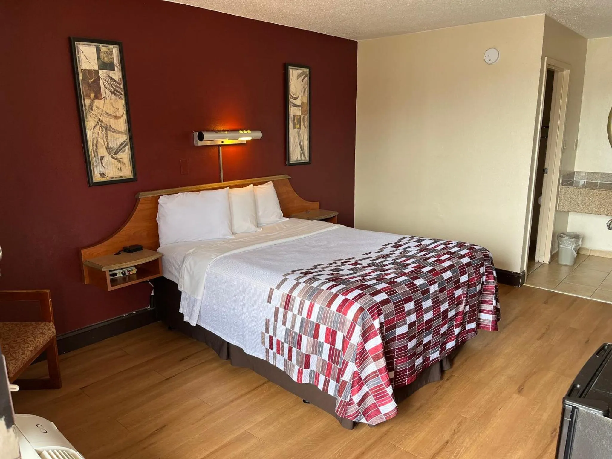 Photo of the whole room, Bed in Red Roof Inn Virginia Beach-Norfolk Airport