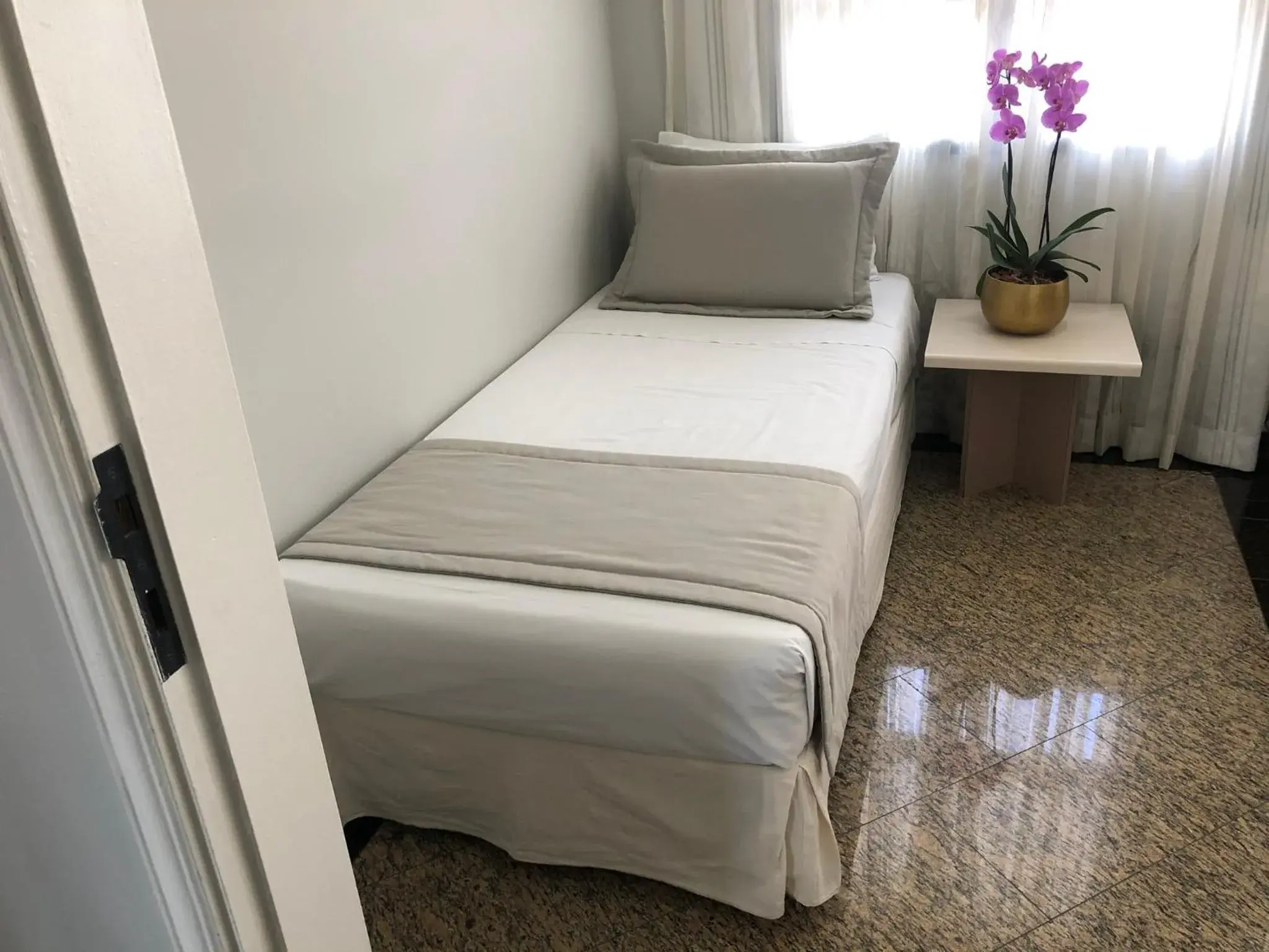 Triple Room with Bath - single occupancy in Plaza Inn Small Town Flat Triple Room with Bath - single occupancy in Plaza Inn Small Town Flat