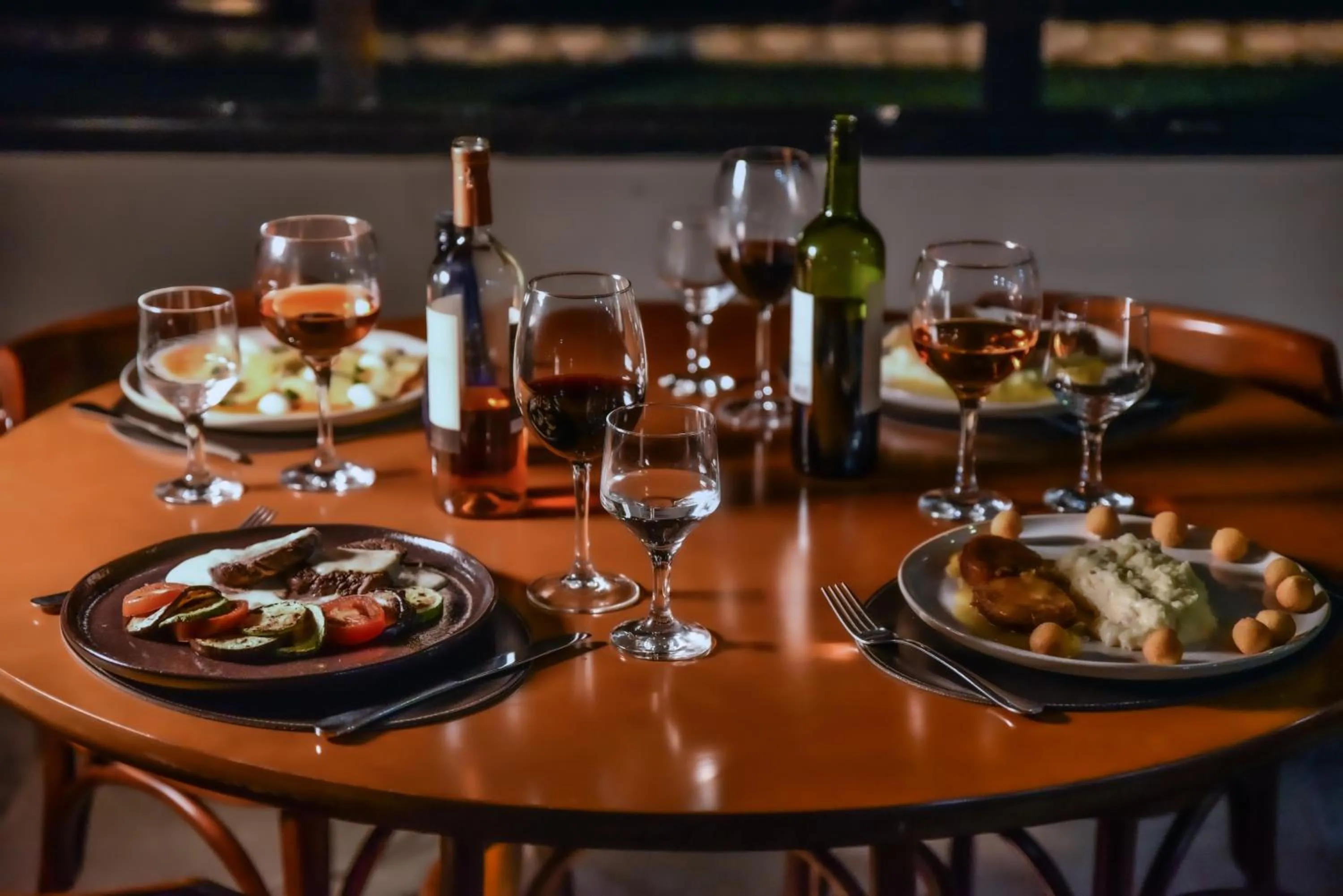 Restaurant/places to eat in Plaza Inn Small Town Flat