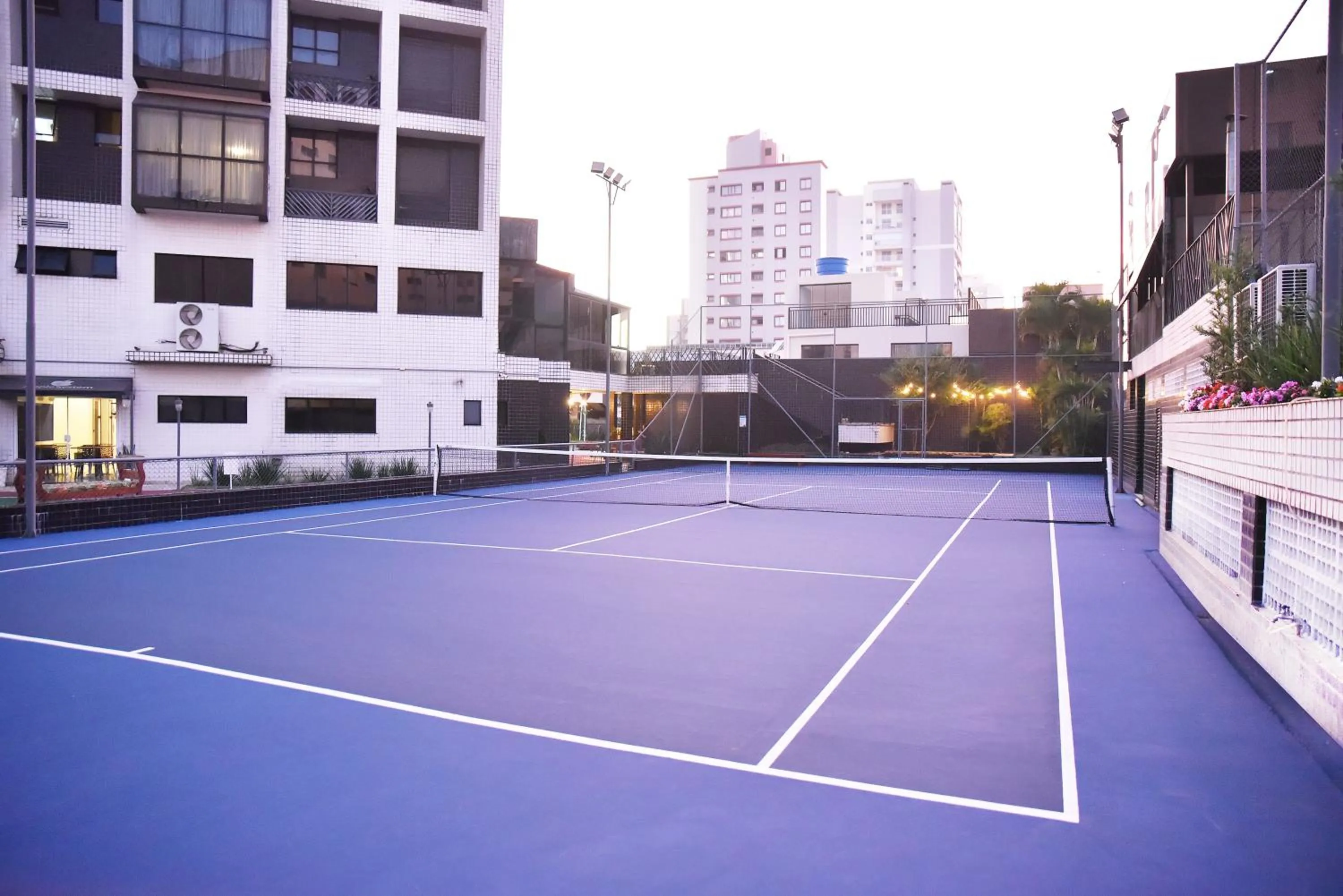 Tennis court in Plaza Inn Small Town Flat