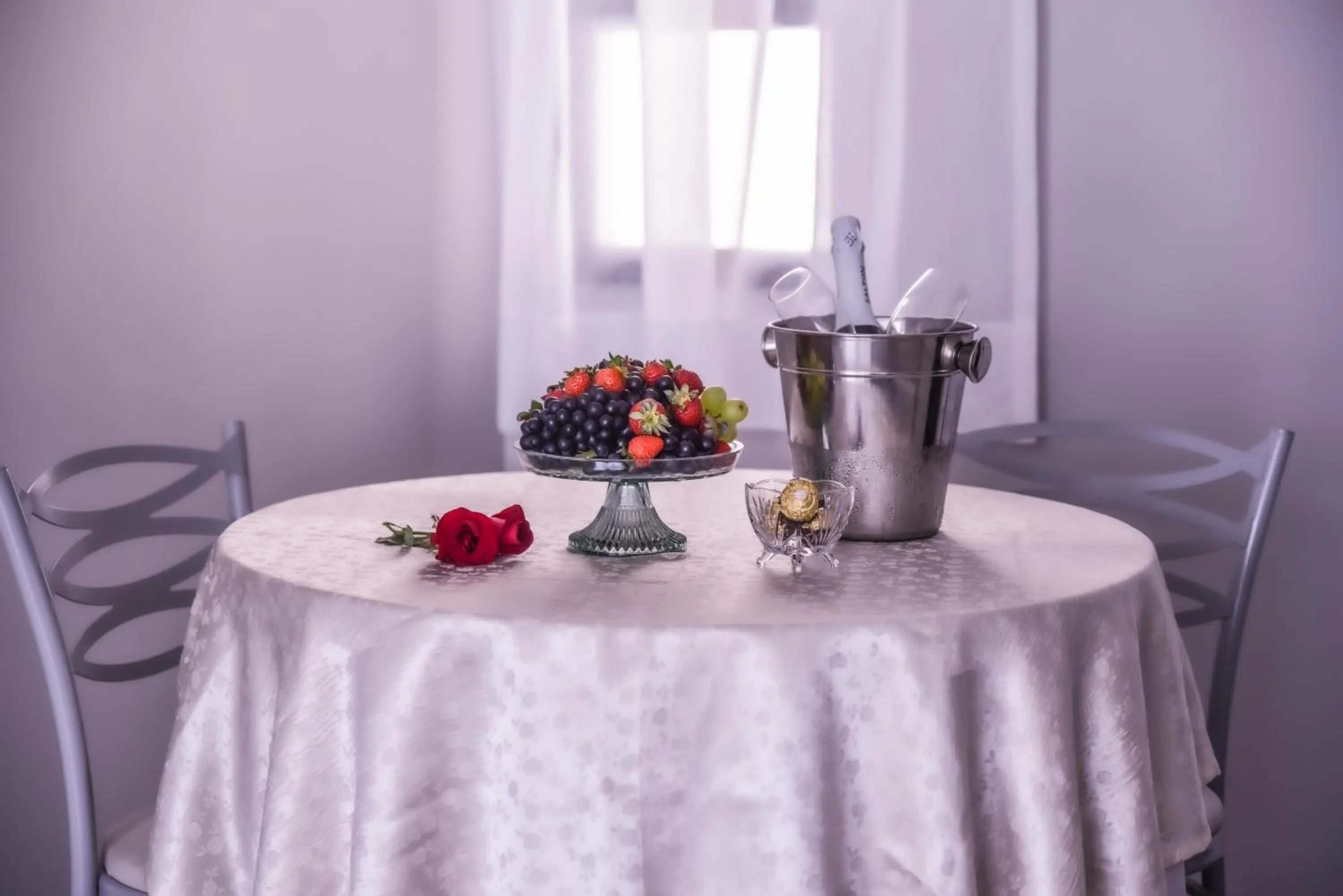 Decorative detail in Plaza Inn Small Town Flat