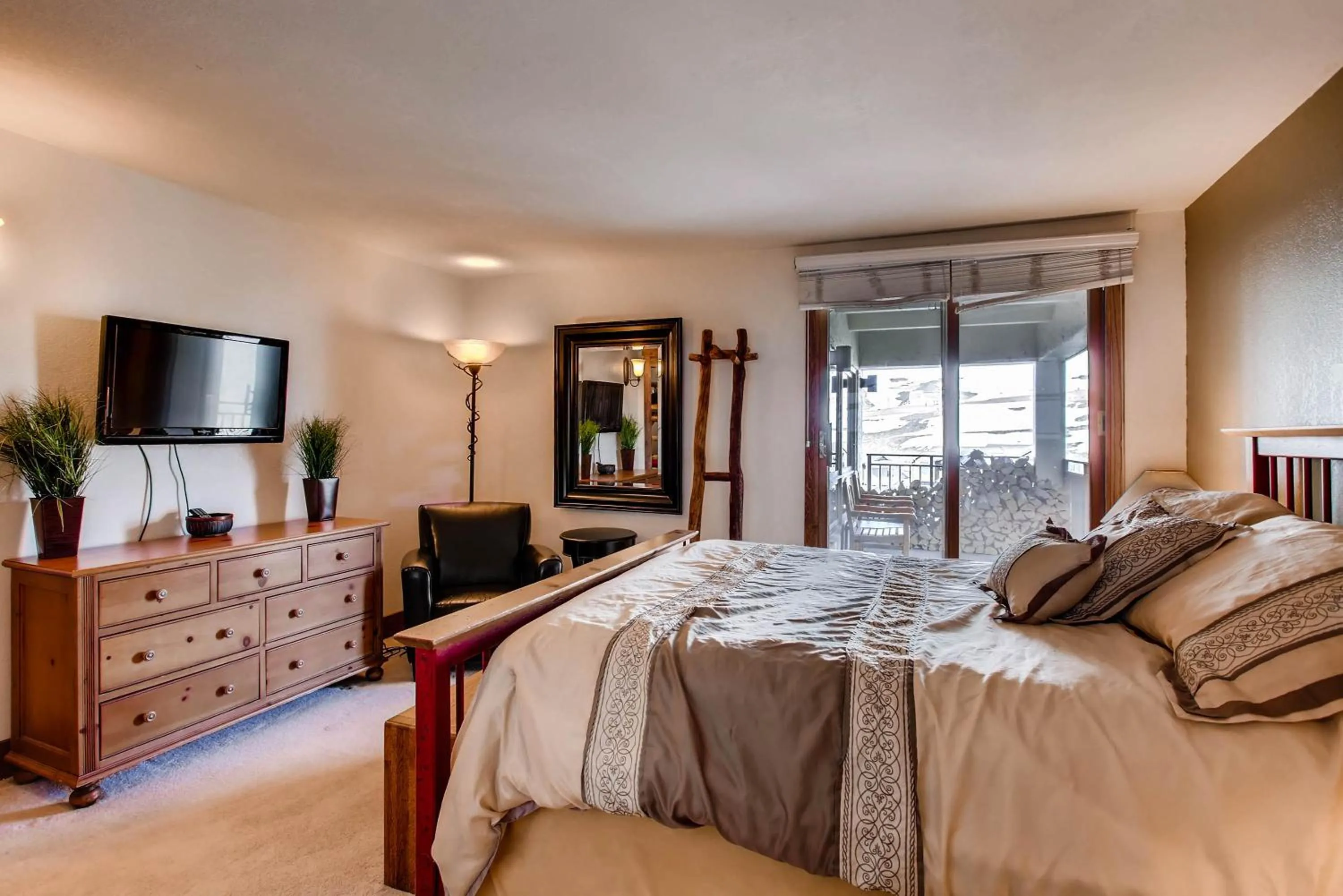 Bed in The Plaza Condominiums by Crested Butte Mountain Resort