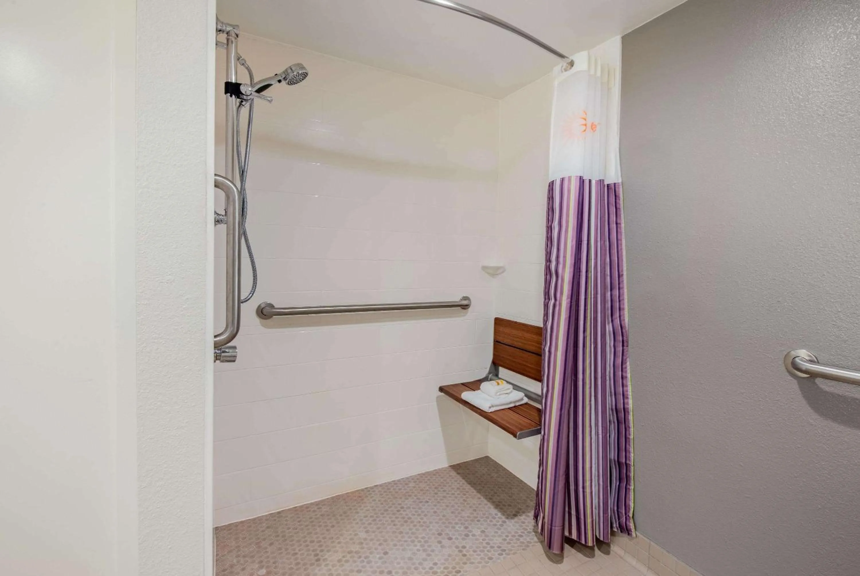 Shower in La Quinta by Wyndham Baltimore BWI Airport