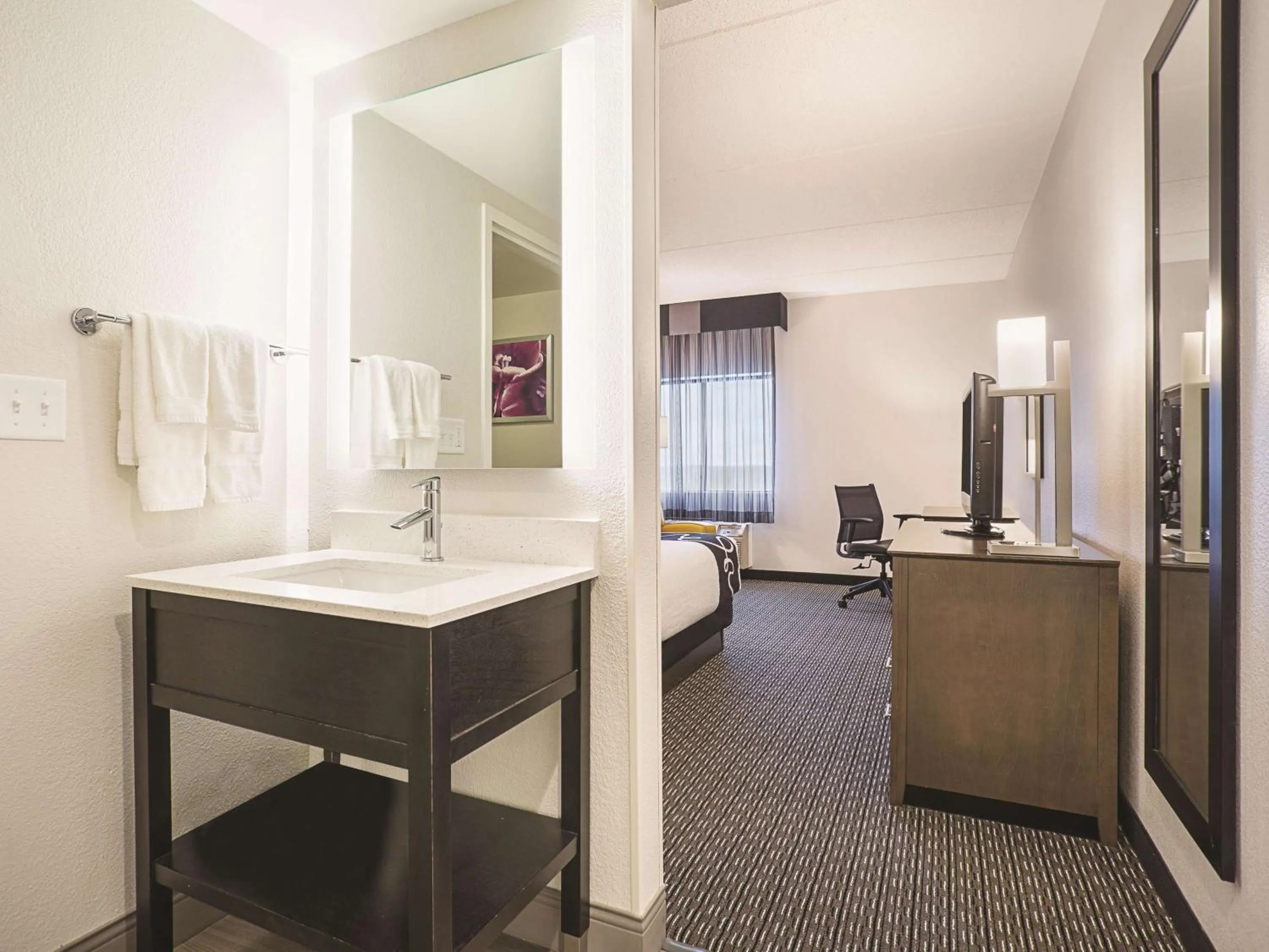 Photo of the whole room in La Quinta by Wyndham Baltimore BWI Airport