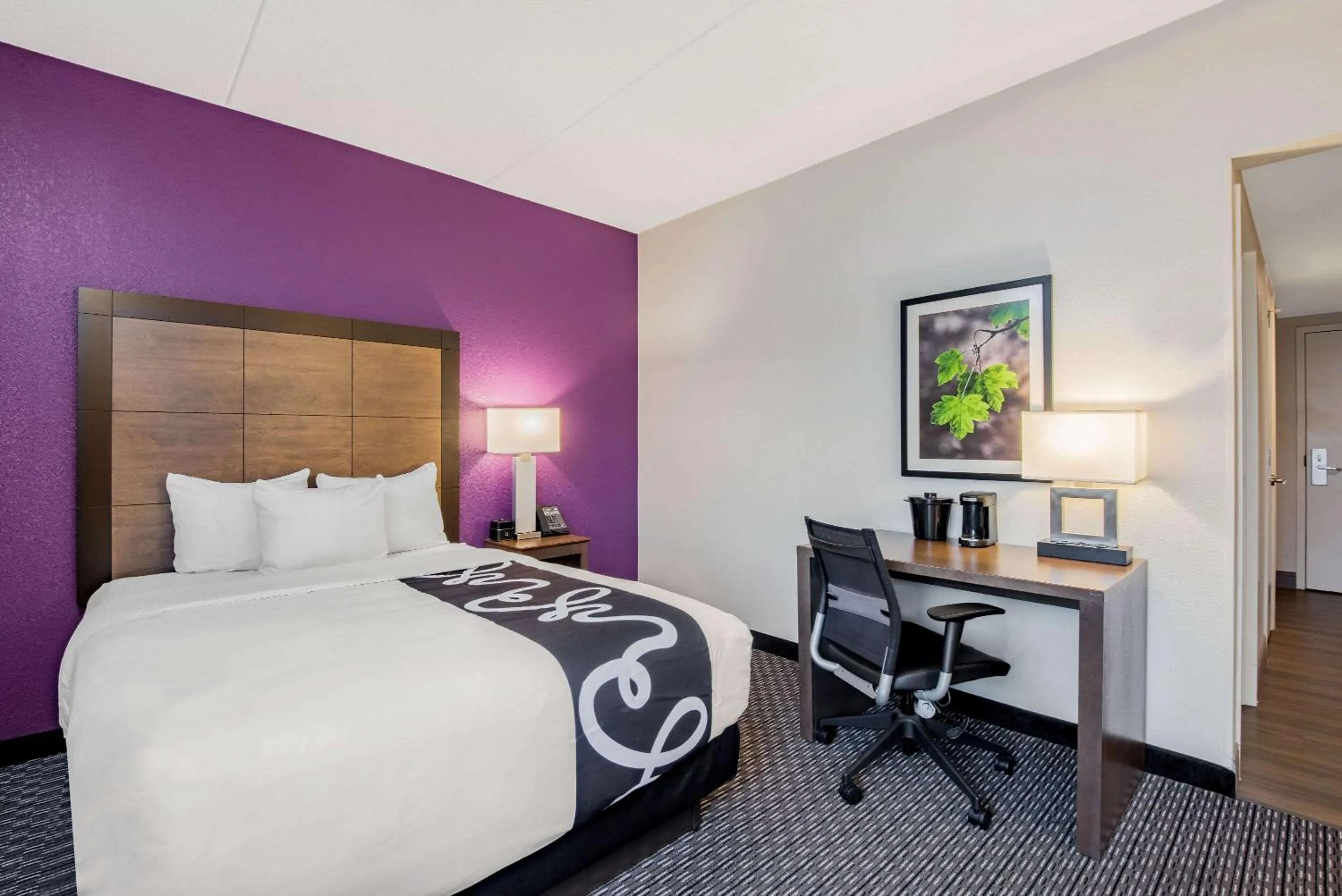 Photo of the whole room, Bed in La Quinta by Wyndham Baltimore BWI Airport