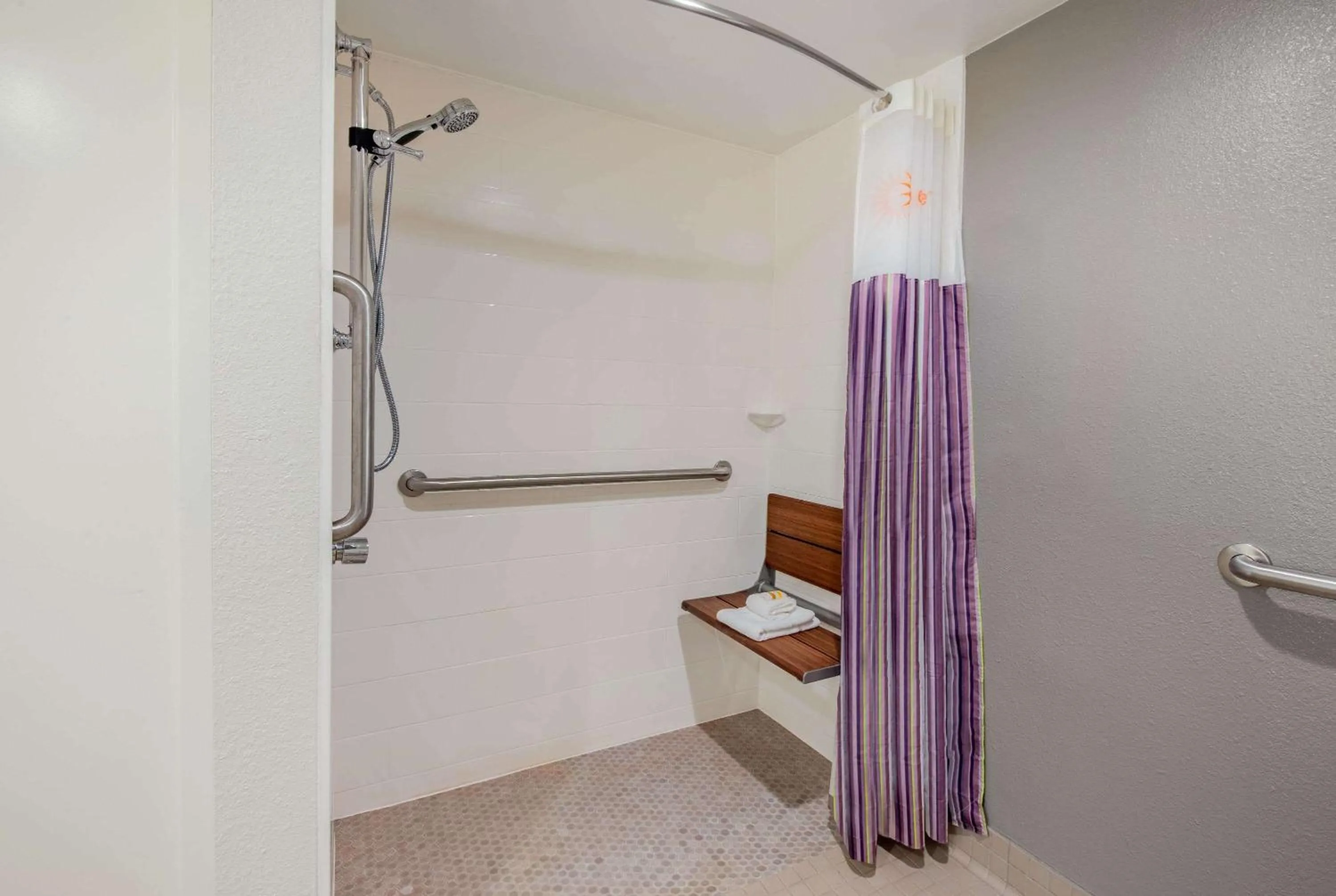 Shower in La Quinta by Wyndham Baltimore BWI Airport