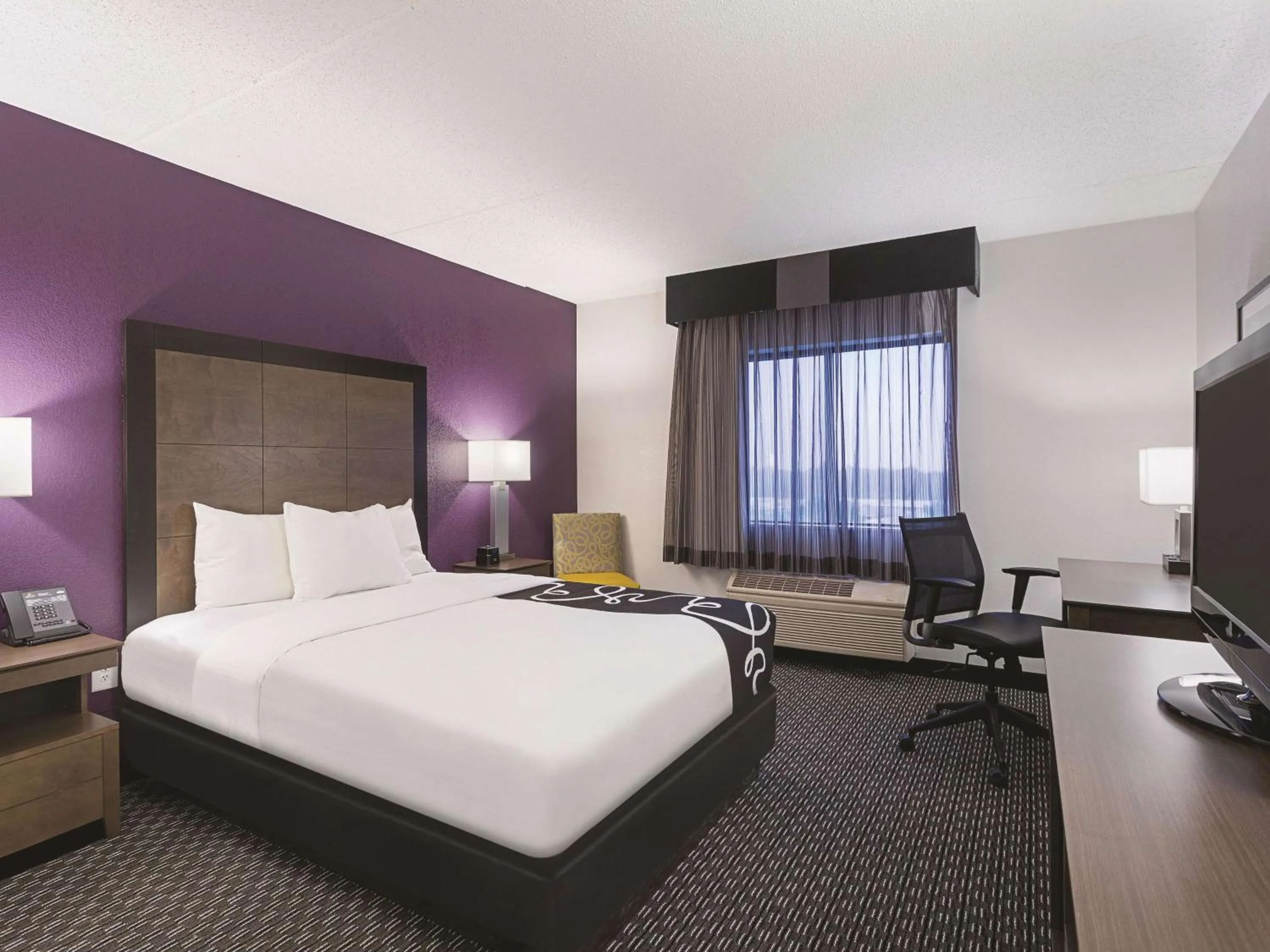 Photo of the whole room, Bed in La Quinta by Wyndham Baltimore BWI Airport
