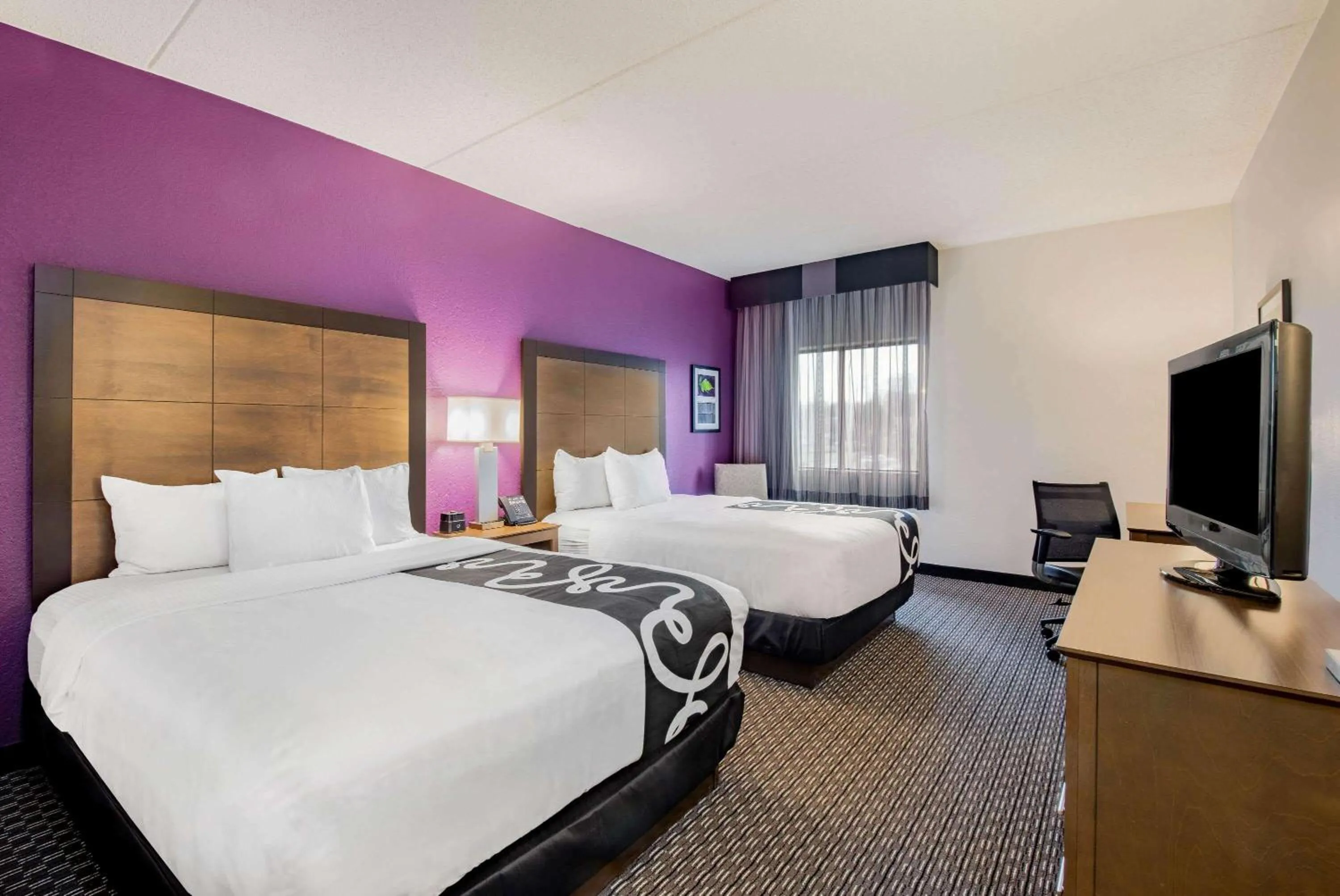 Photo of the whole room, Bed in La Quinta by Wyndham Baltimore BWI Airport