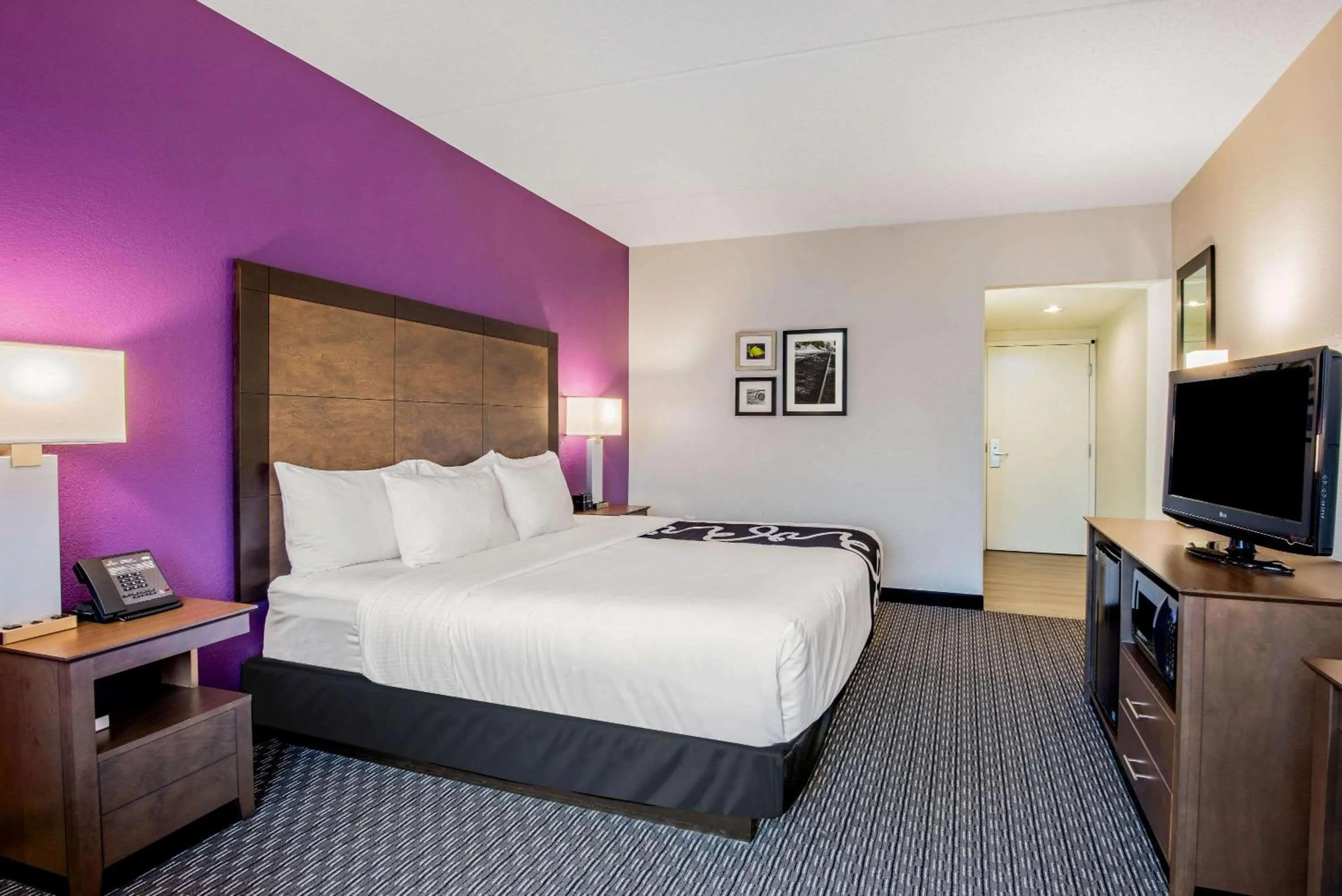 Photo of the whole room, Bed in La Quinta by Wyndham Baltimore BWI Airport