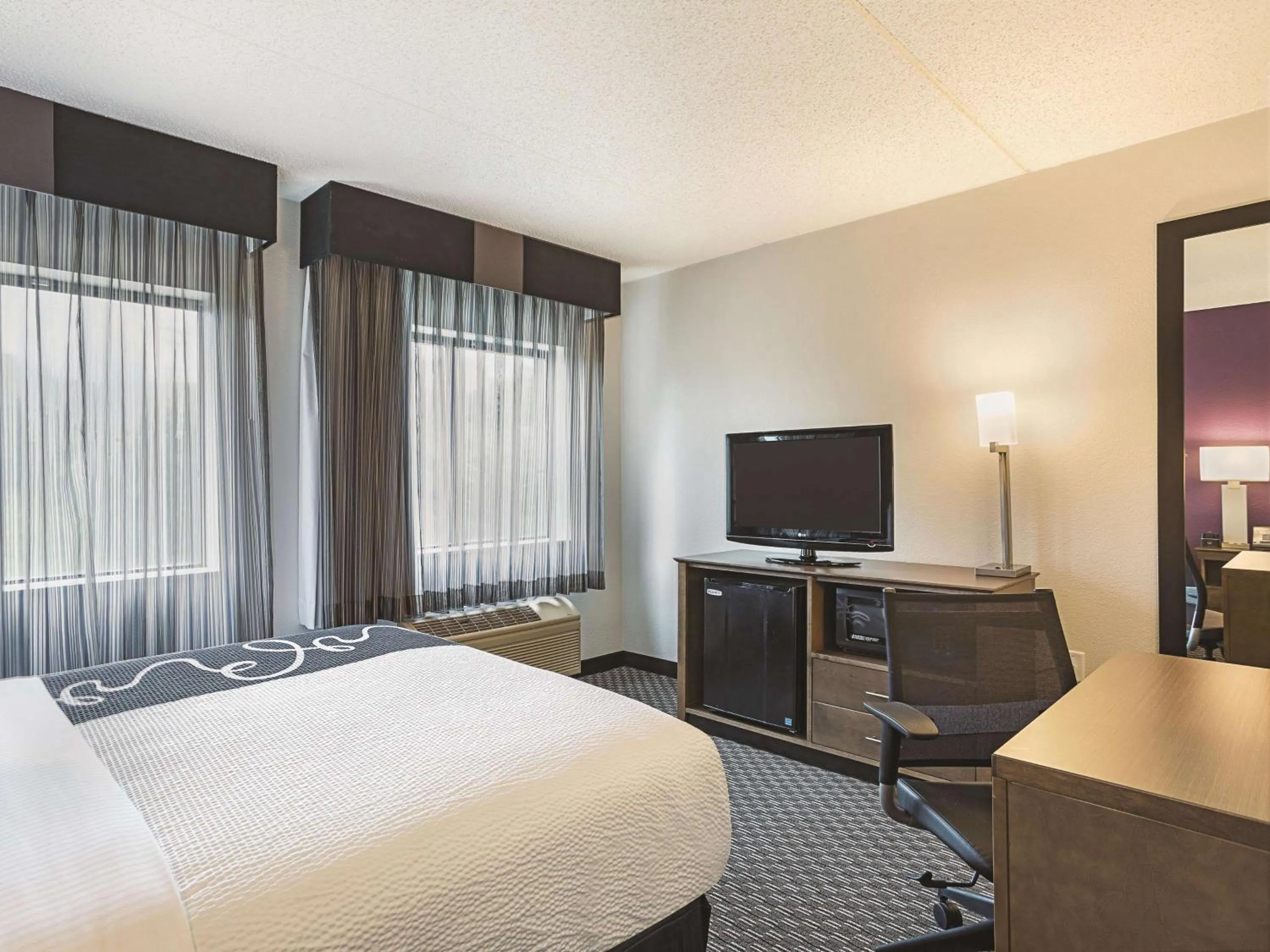 Photo of the whole room, Bed in La Quinta by Wyndham Baltimore BWI Airport
