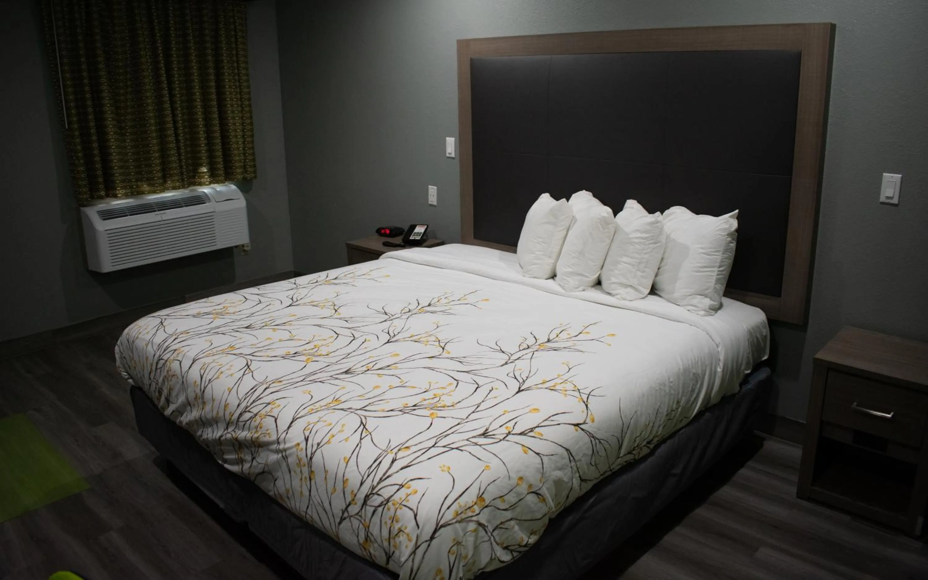 Bed in Fort Davis Inn & RV Park