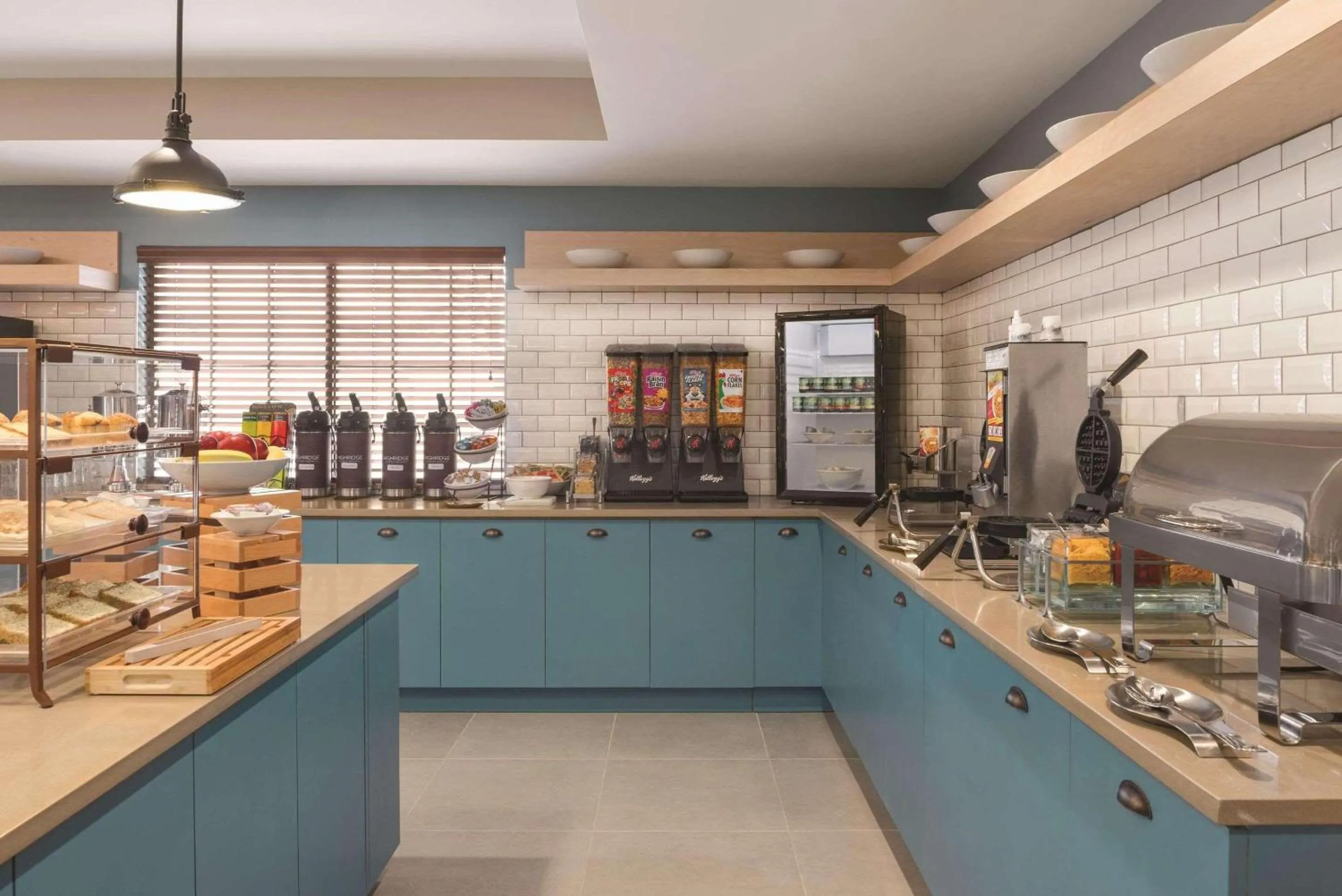 Breakfast in Country Inn & Suites by Radisson, Chicago-Hoffman