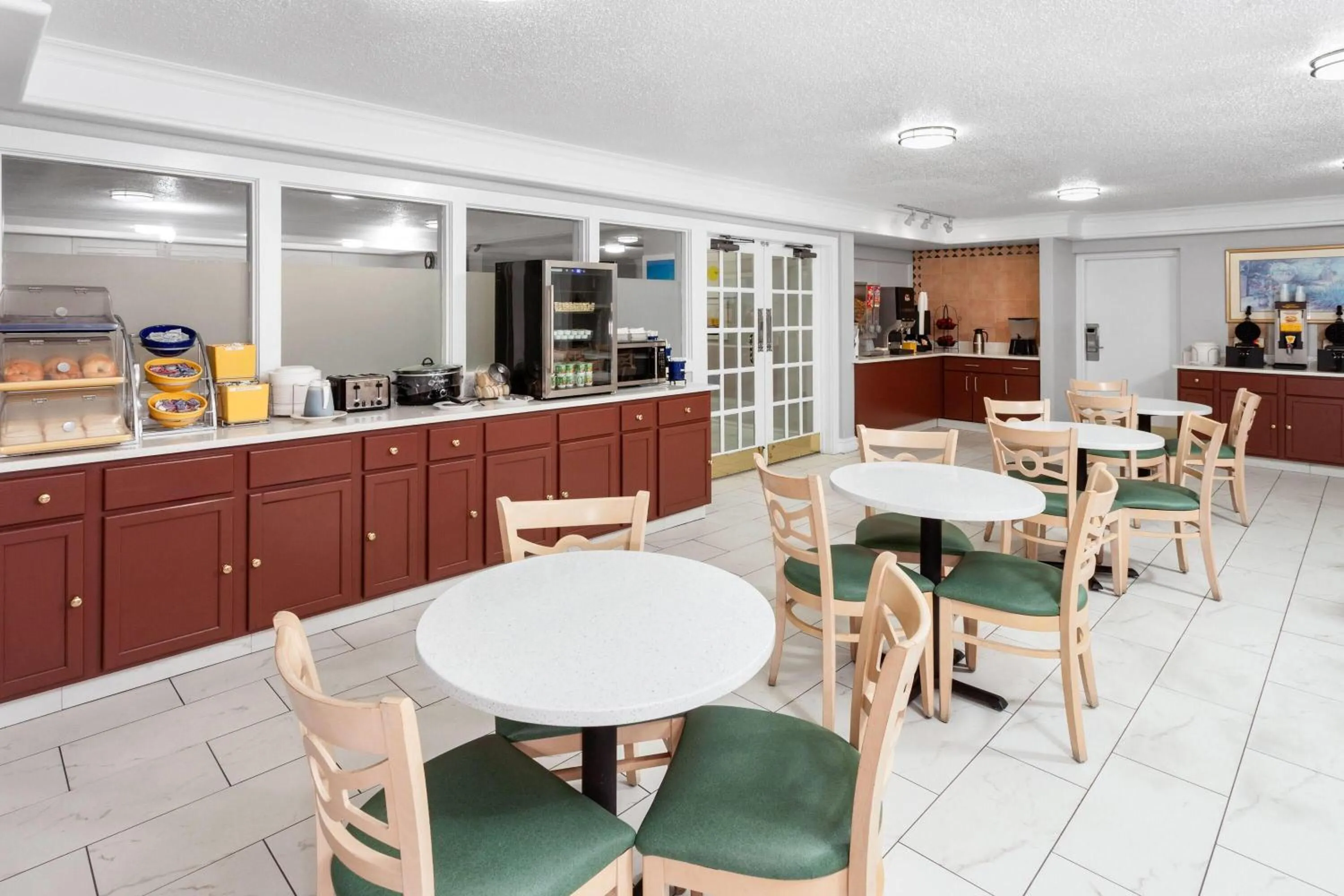 Breakfast in Days Inn & Suites by Wyndham Arlington Heights