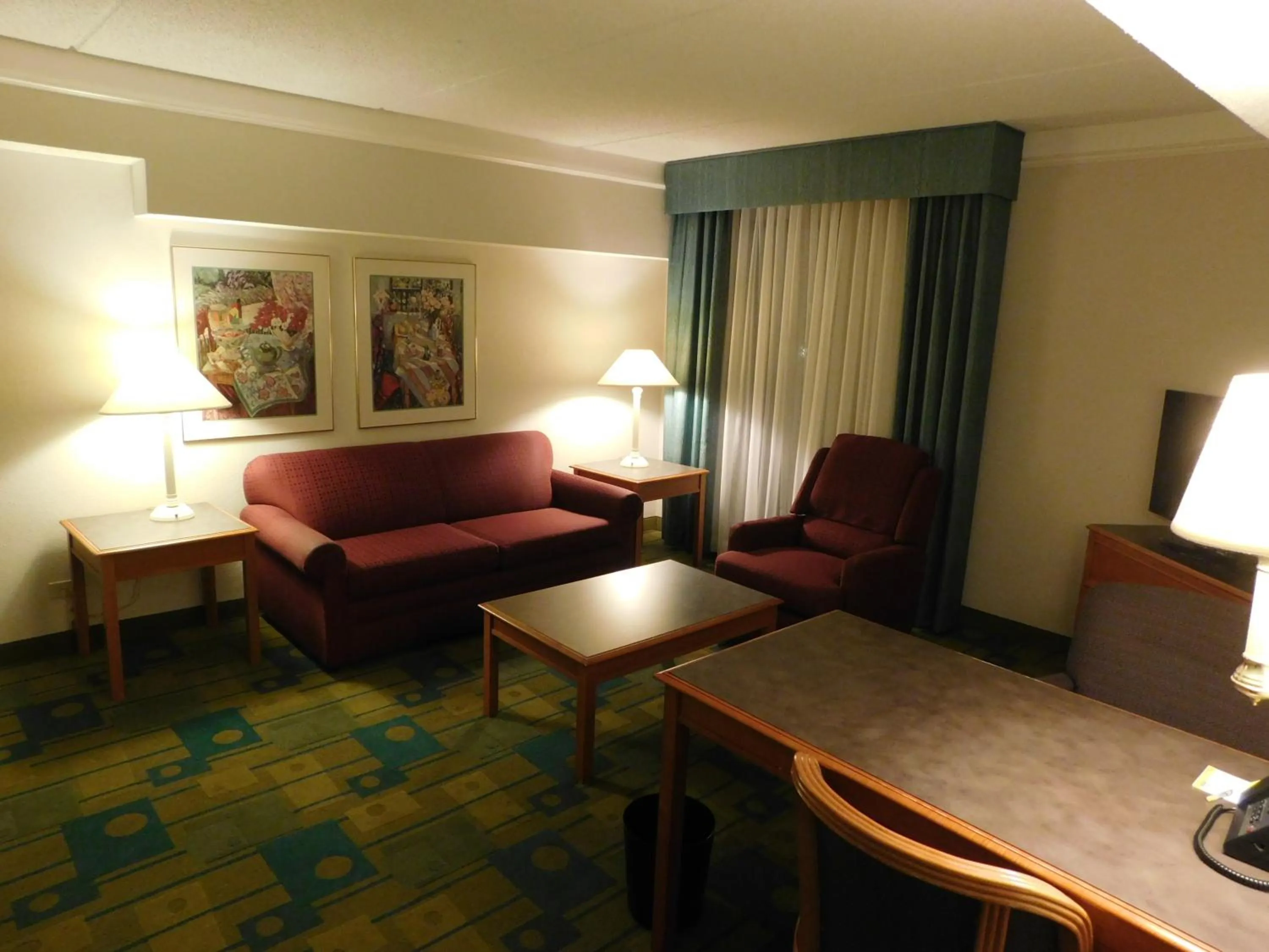 Seating area in Days Inn & Suites by Wyndham Arlington Heights
