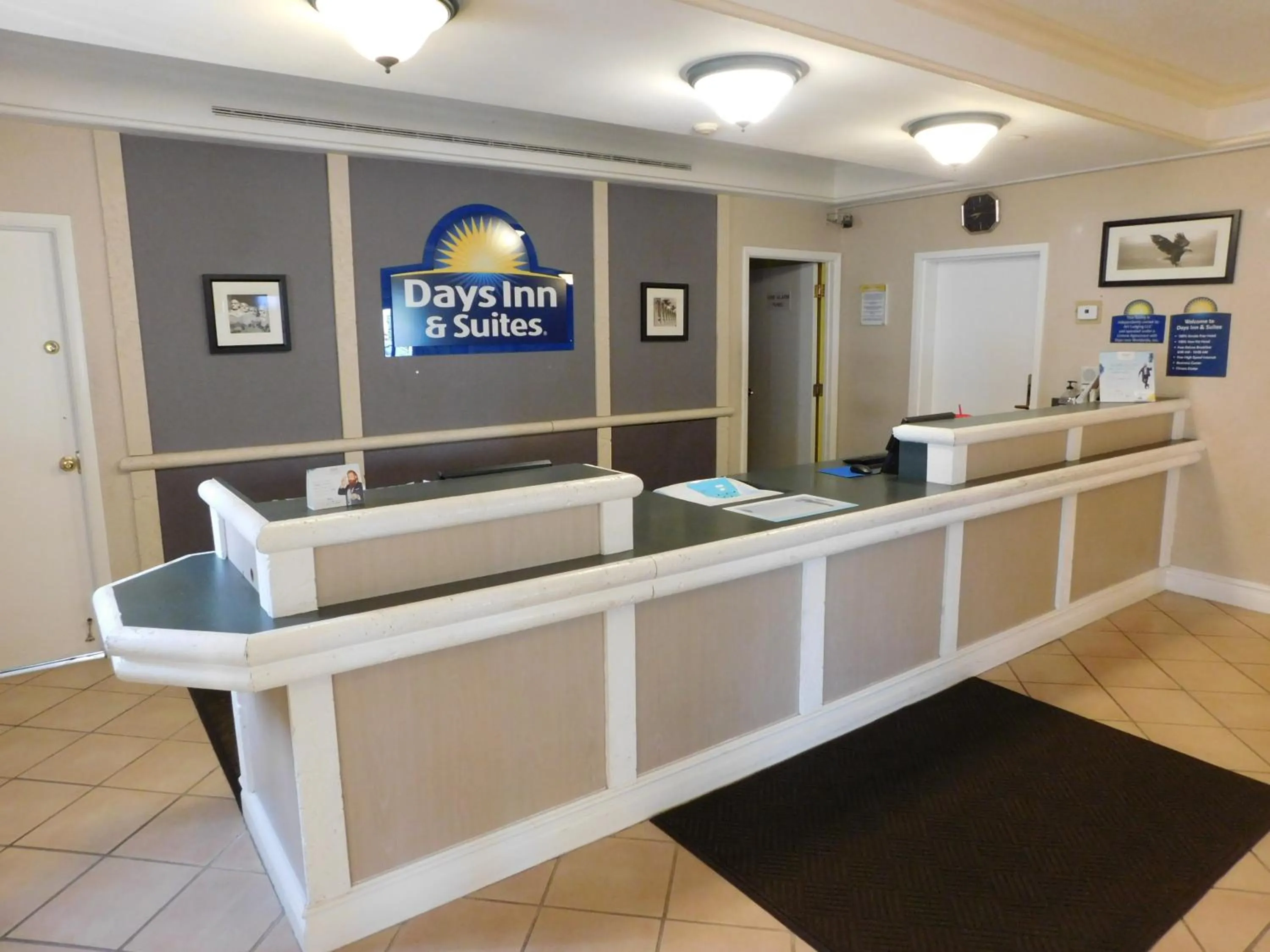 Lobby or reception in Days Inn & Suites by Wyndham Arlington Heights