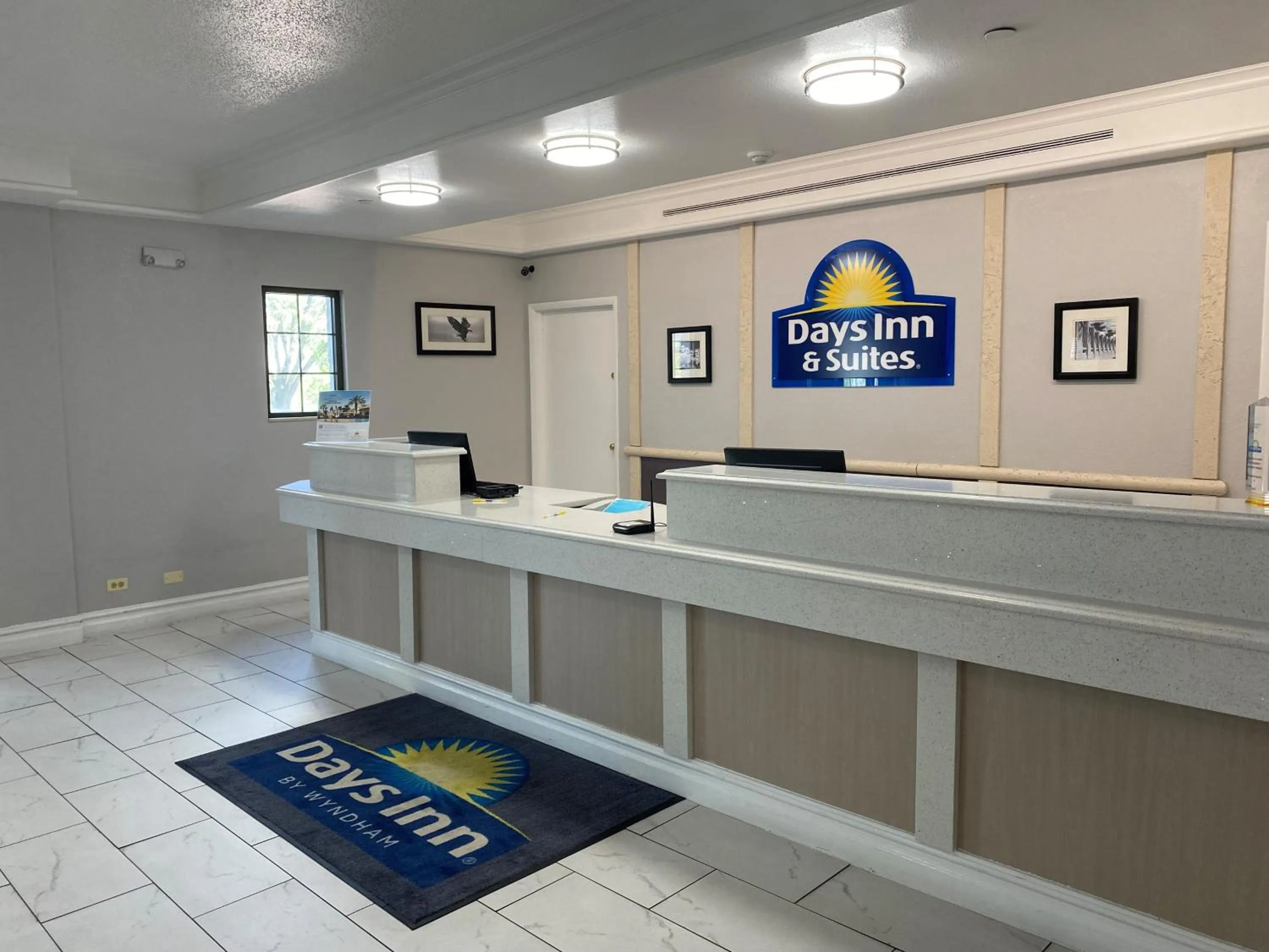 Days Inn & Suites by Wyndham Arlington Heights