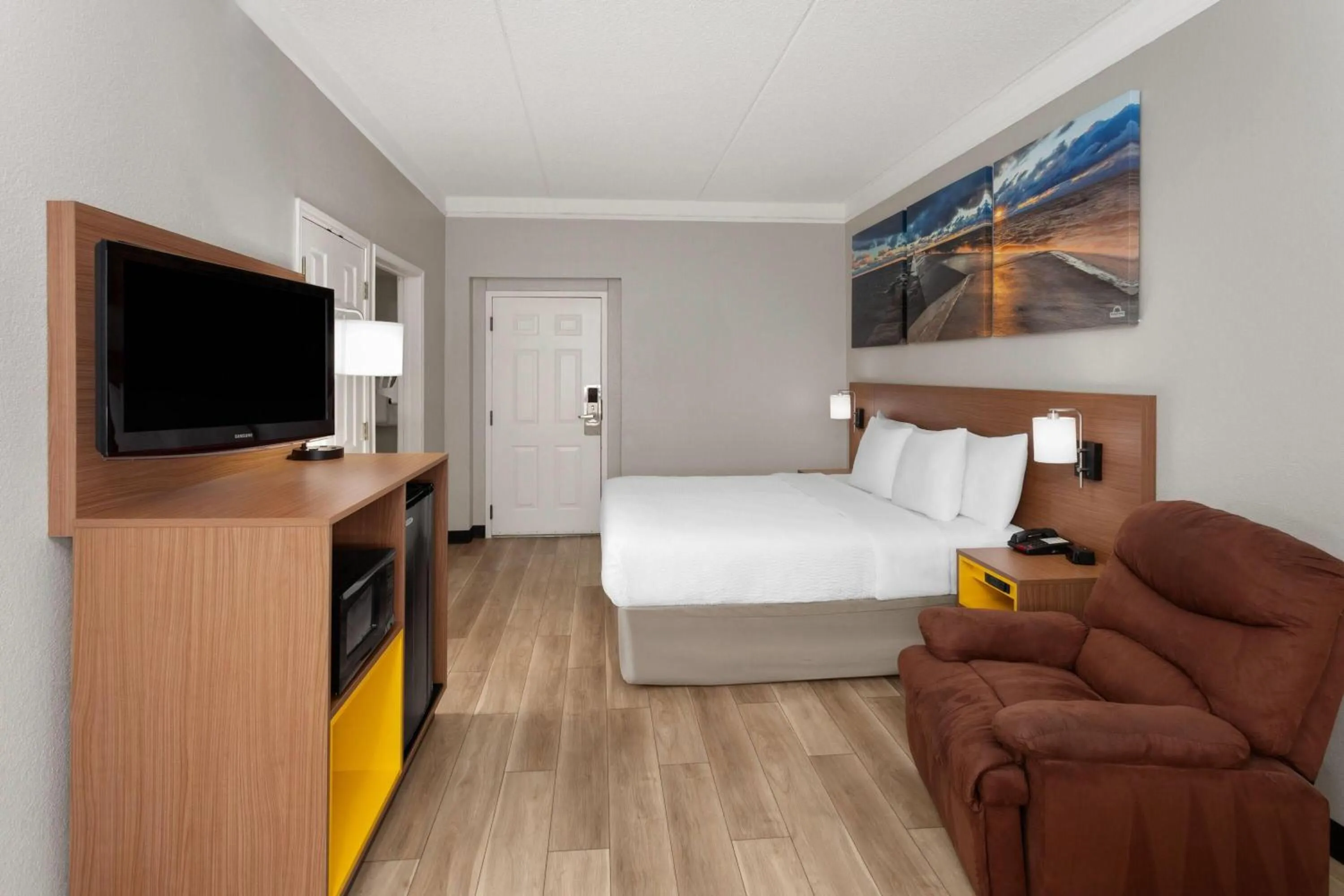 Photo of the whole room, Bed in Days Inn & Suites by Wyndham Arlington Heights