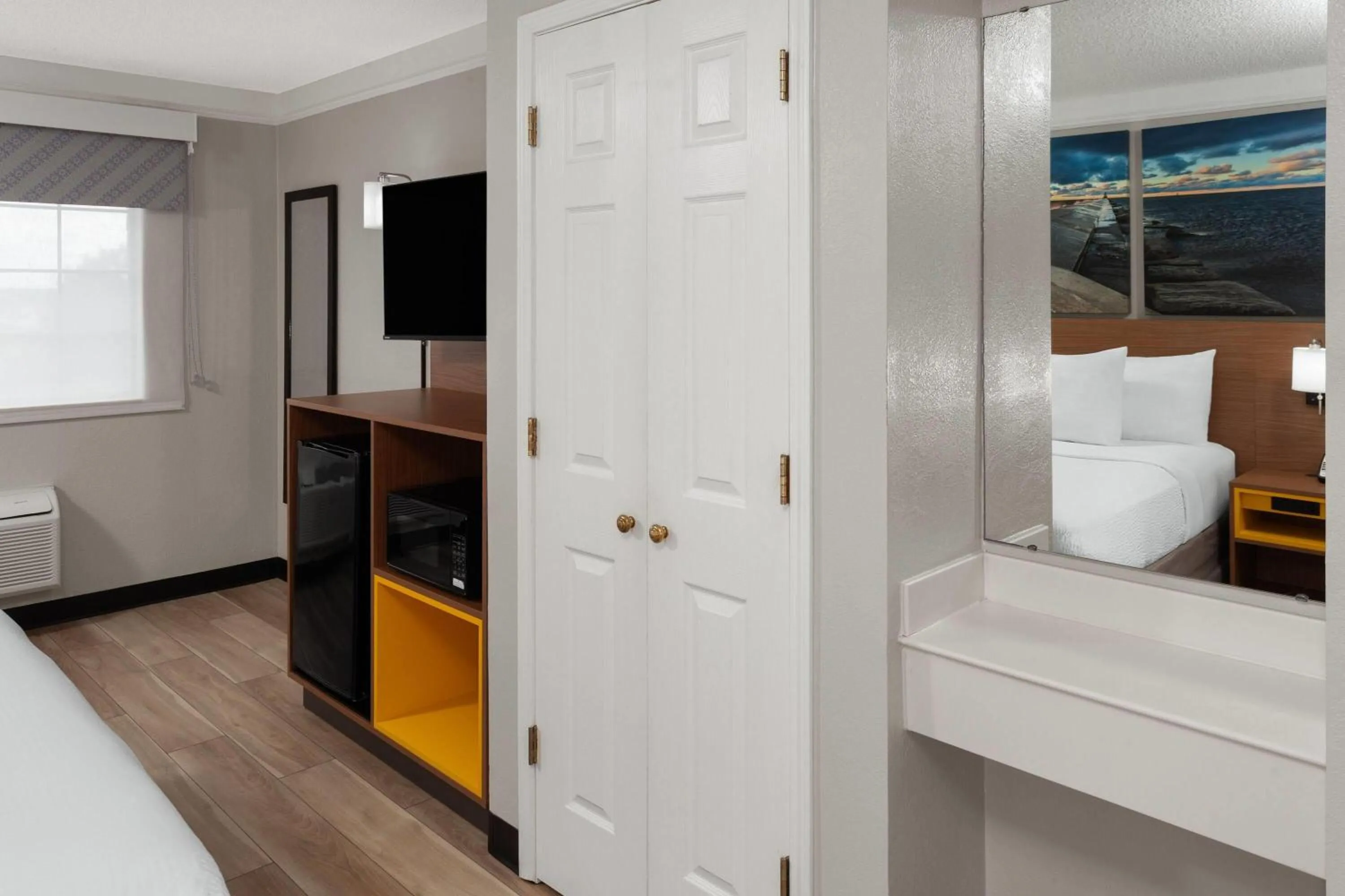 Other, Bed in Days Inn & Suites by Wyndham Arlington Heights