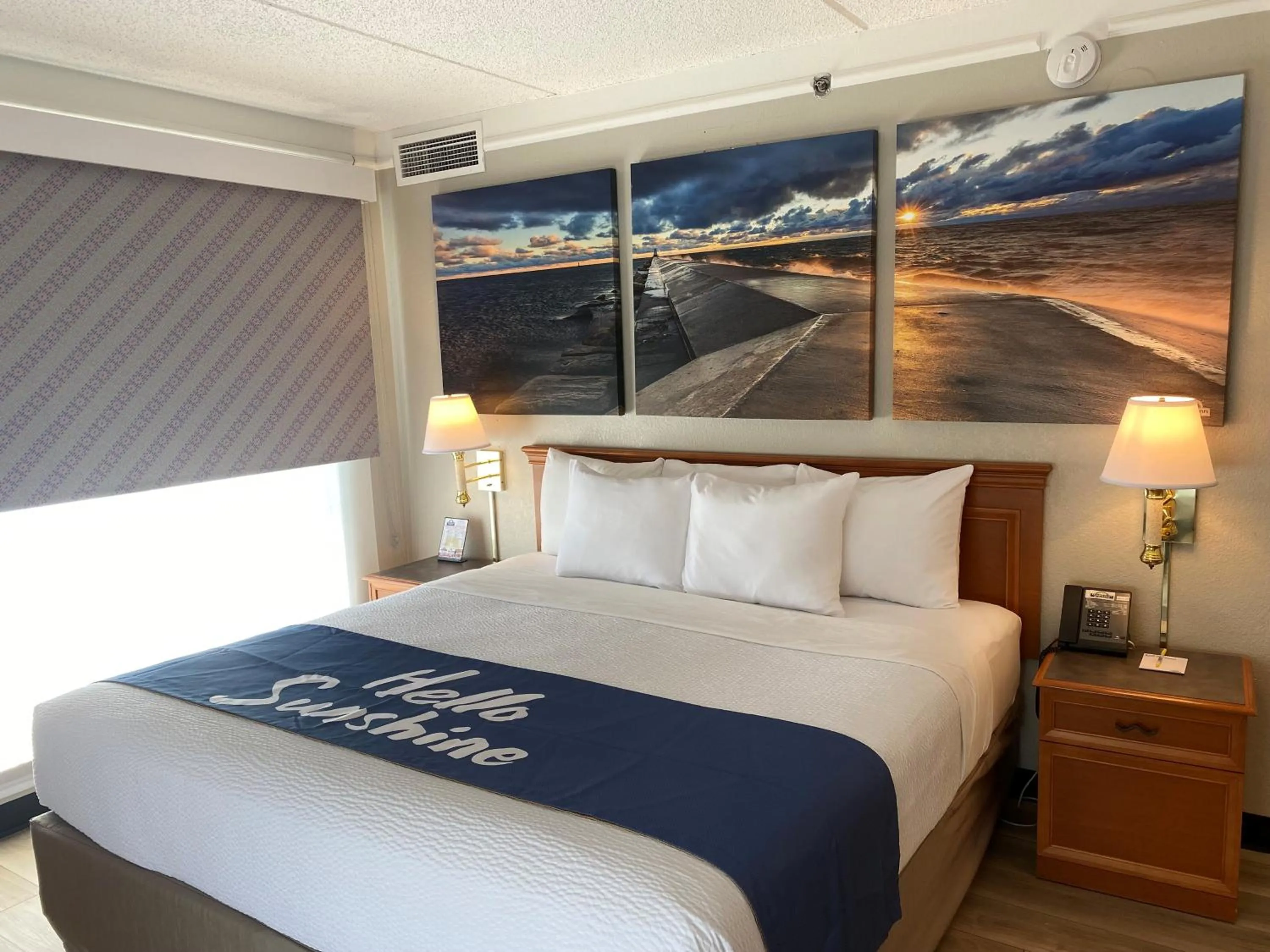 Bedroom, Bed in Days Inn & Suites by Wyndham Arlington Heights