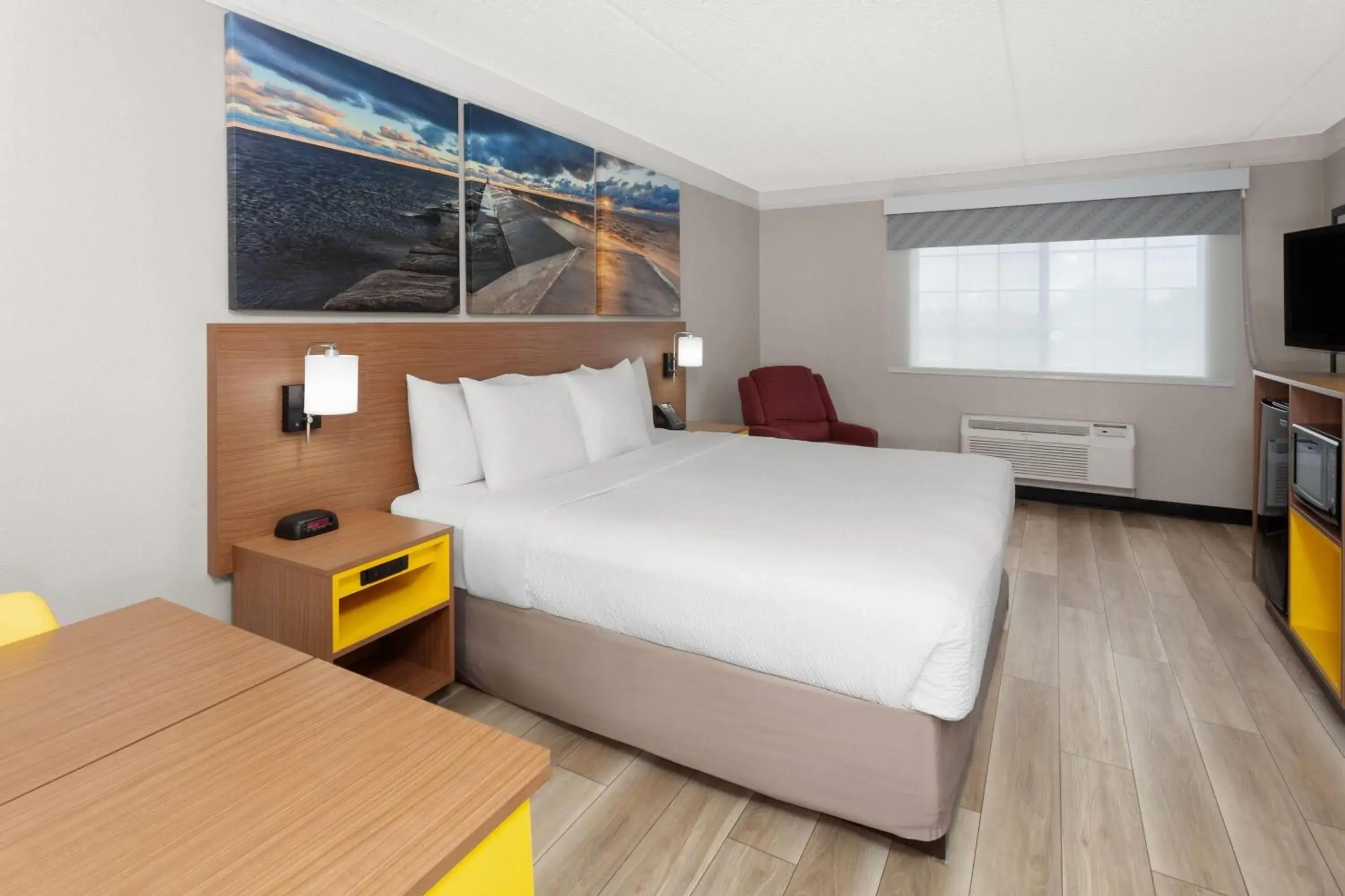 Deluxe King Room - Non-Smoking in Days Inn & Suites by Wyndham Arlington Heights Deluxe King Room - Non-Smoking in Days Inn & Suites by Wyndham Arlington Heights