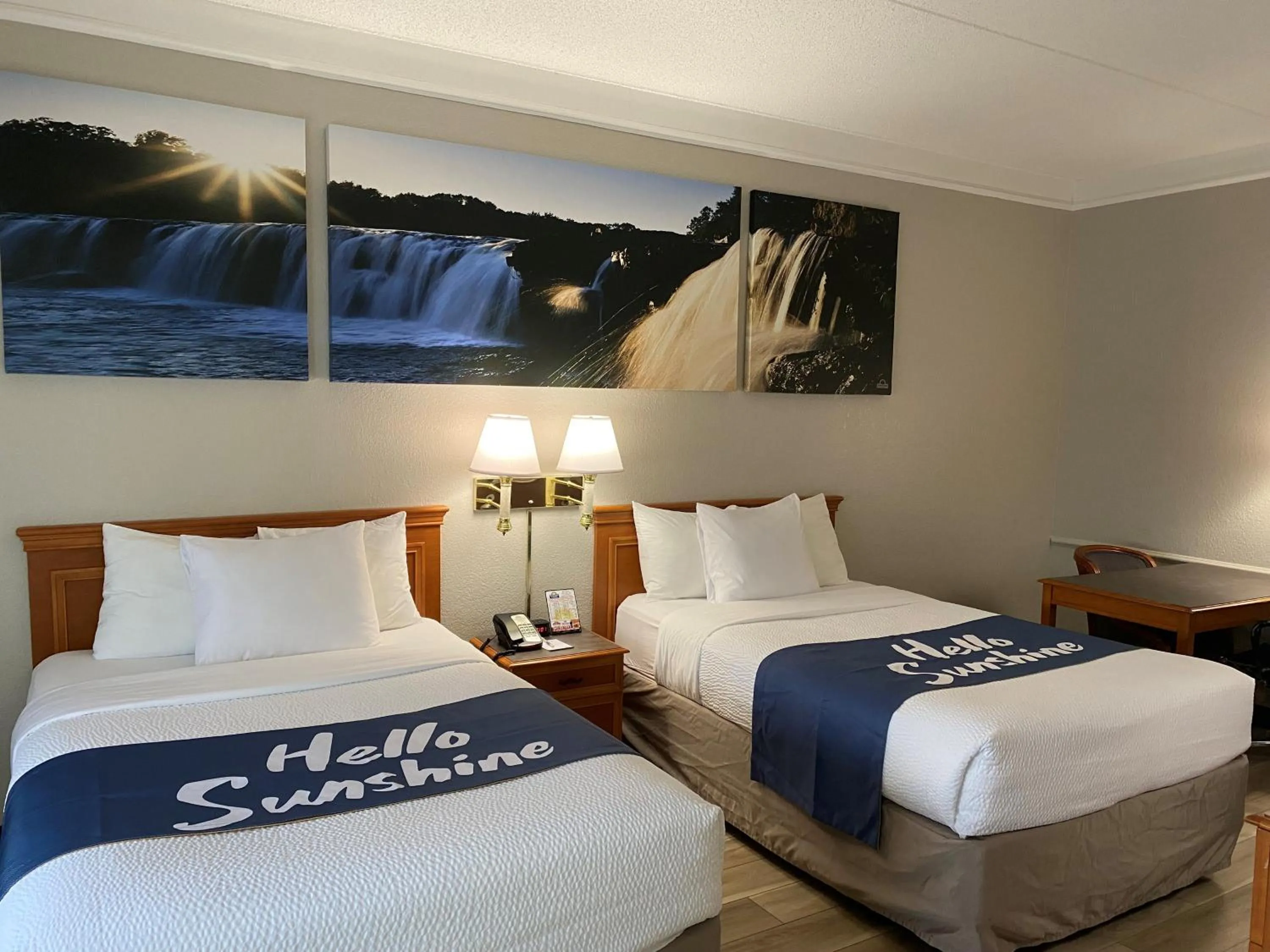 Bedroom, Bed in Days Inn & Suites by Wyndham Arlington Heights