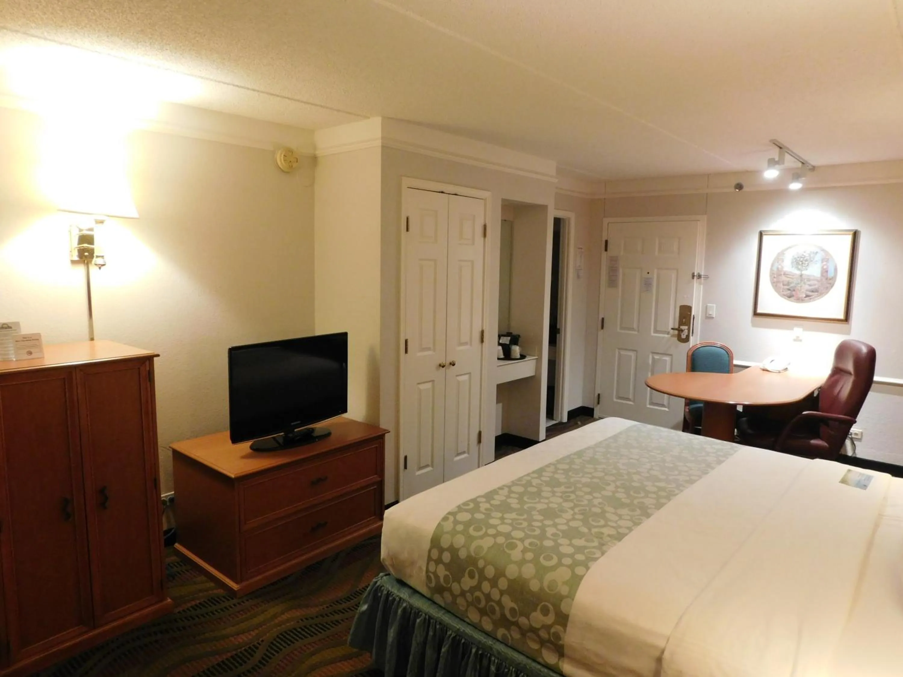 Photo of the whole room, Bed in Days Inn & Suites by Wyndham Arlington Heights