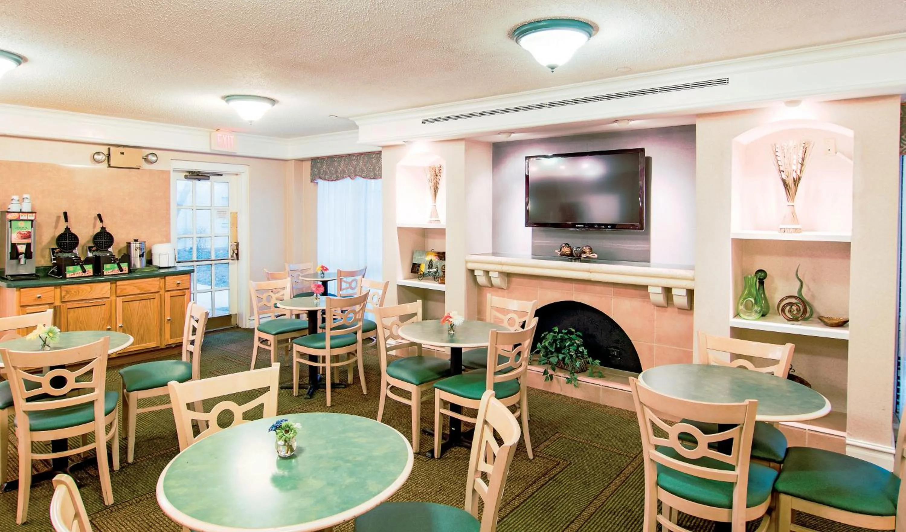 Continental breakfast in Days Inn & Suites by Wyndham Arlington Heights