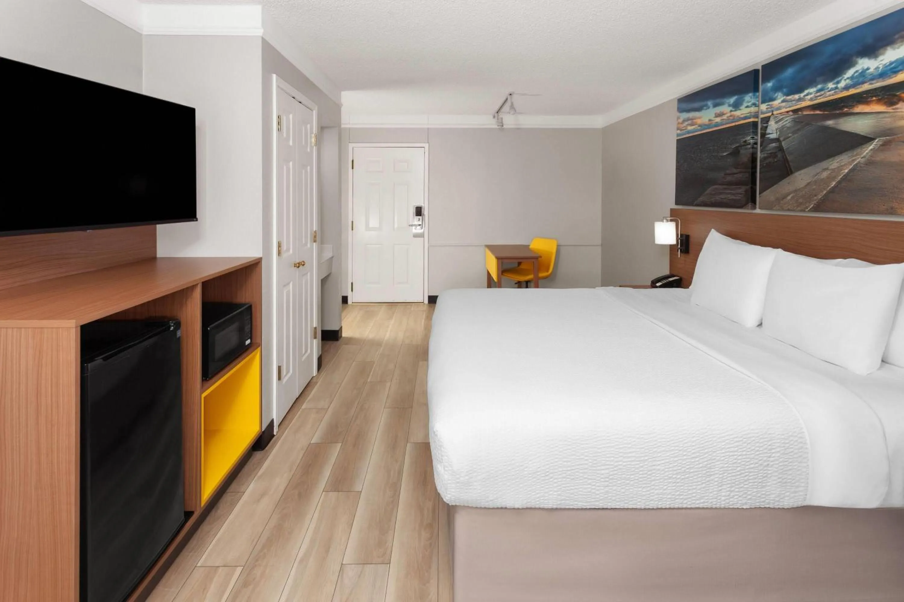 Photo of the whole room, Bed in Days Inn & Suites by Wyndham Arlington Heights