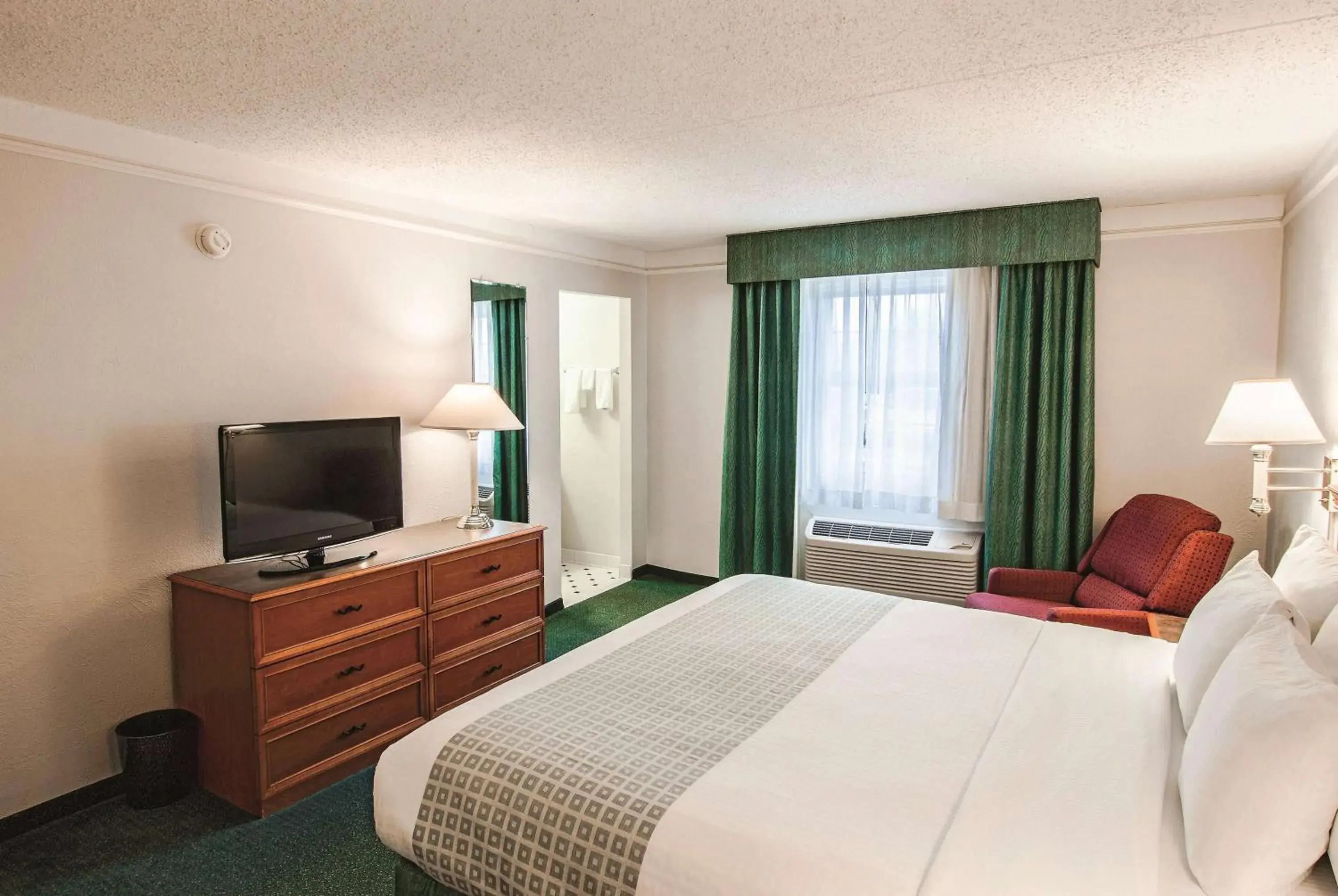 1 King Bed, Mobility Accessible Room, Bathtub w/Grab Bars, Non-Smoking in La Quinta Inn by Wyndham Indianapolis Airport Lynhurst 1 King Bed, Mobility Accessible Room, Bathtub w/Grab Bars, Non-Smoking in La Quinta Inn by Wyndham Indianapolis Airport Lynhurst