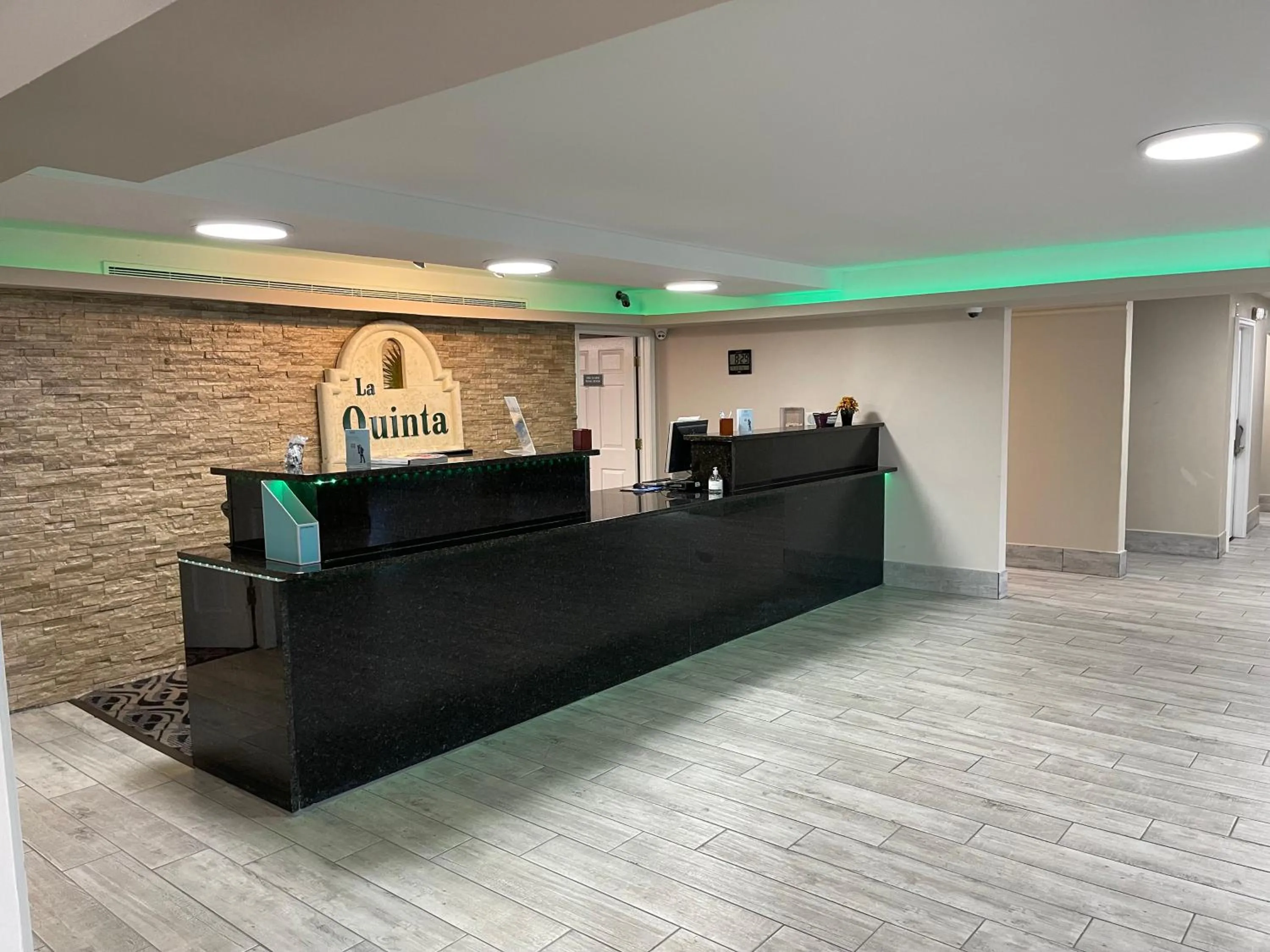 Lobby or reception in La Quinta Inn by Wyndham Indianapolis Airport Lynhurst