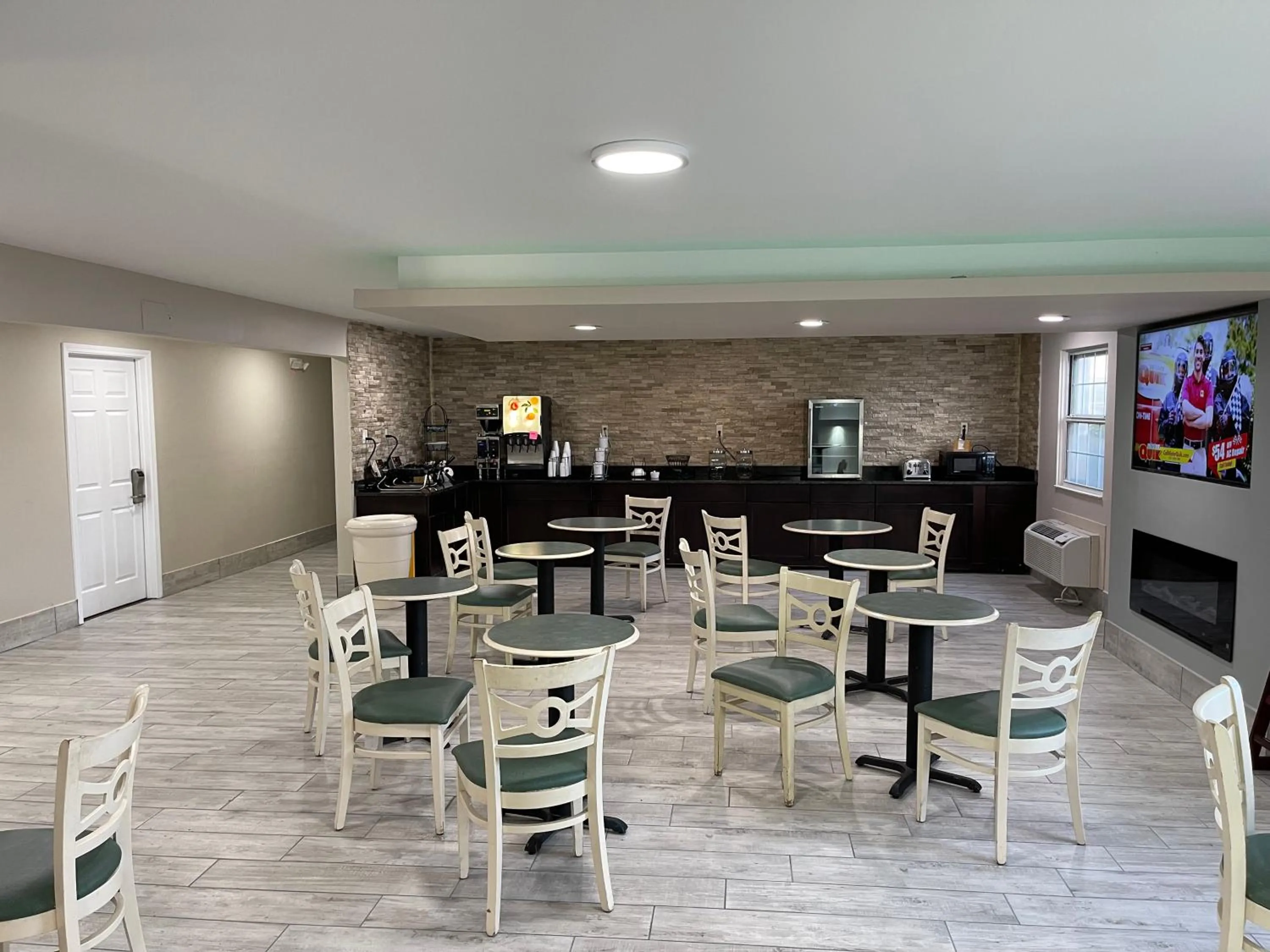 Restaurant/places to eat in La Quinta Inn by Wyndham Indianapolis Airport Lynhurst