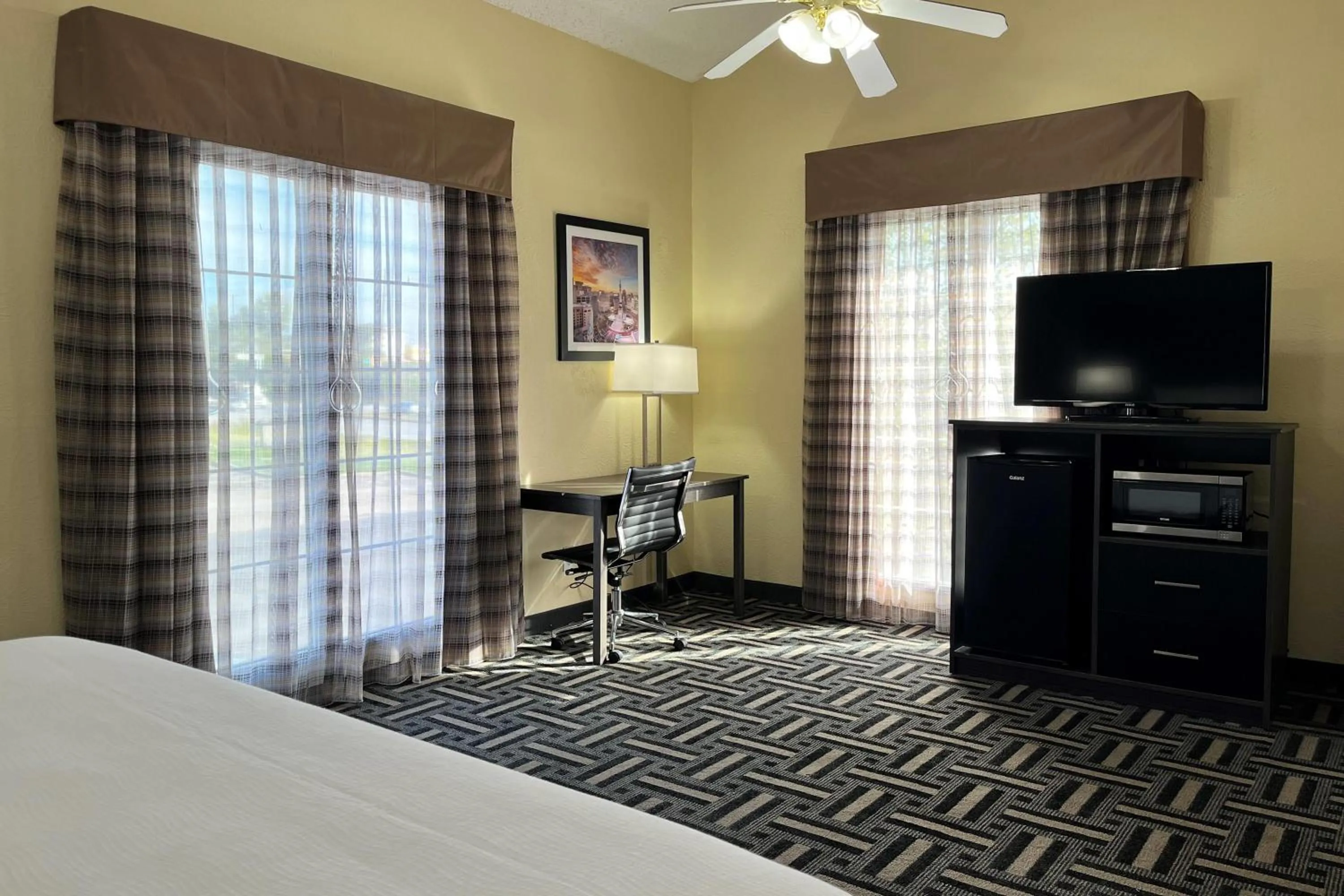 Photo of the whole room, Bed in Baymont by Wyndham Indianapolis Airport Lynhurst