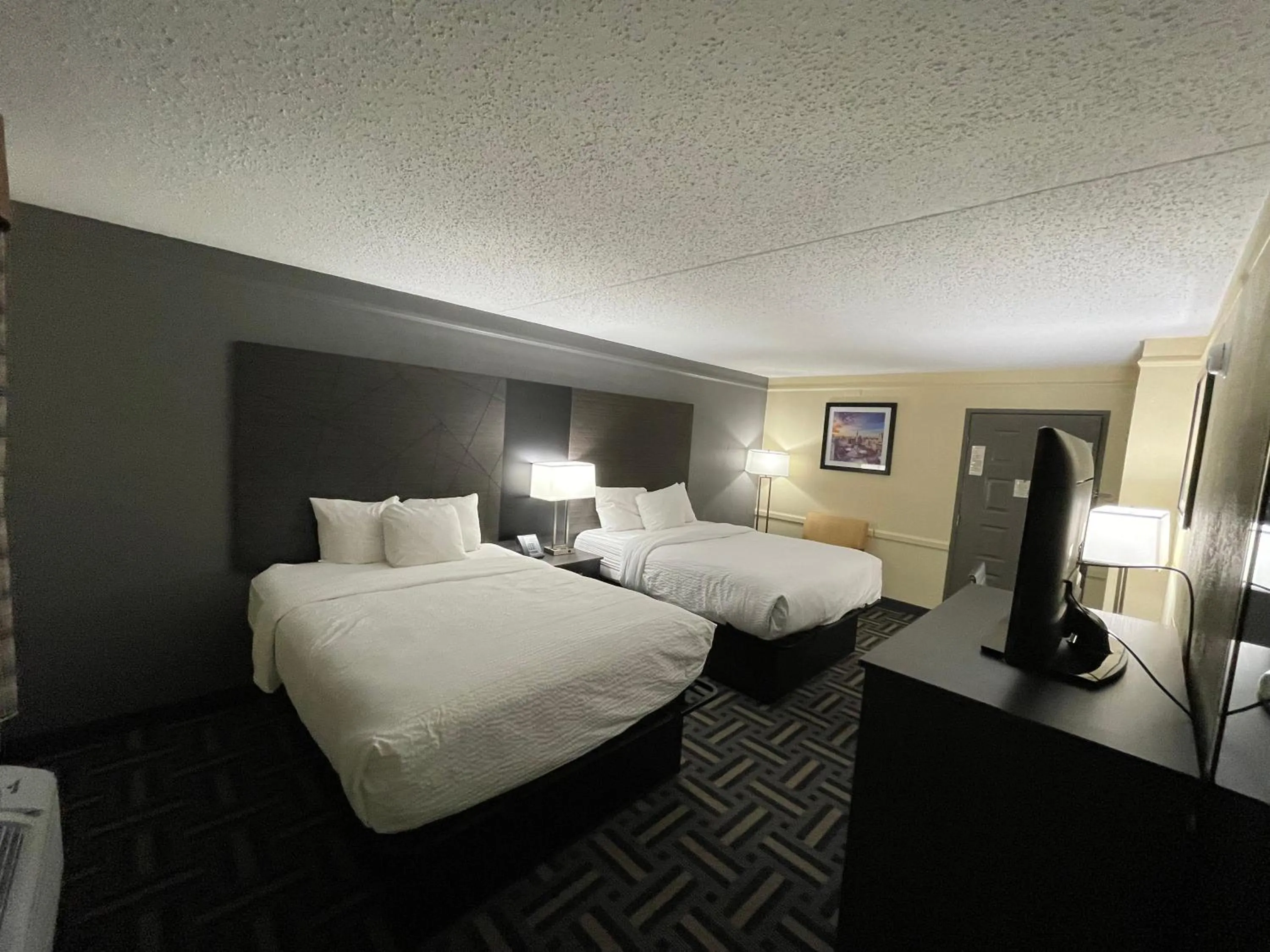 Photo of the whole room, Bed in La Quinta Inn by Wyndham Indianapolis Airport Lynhurst