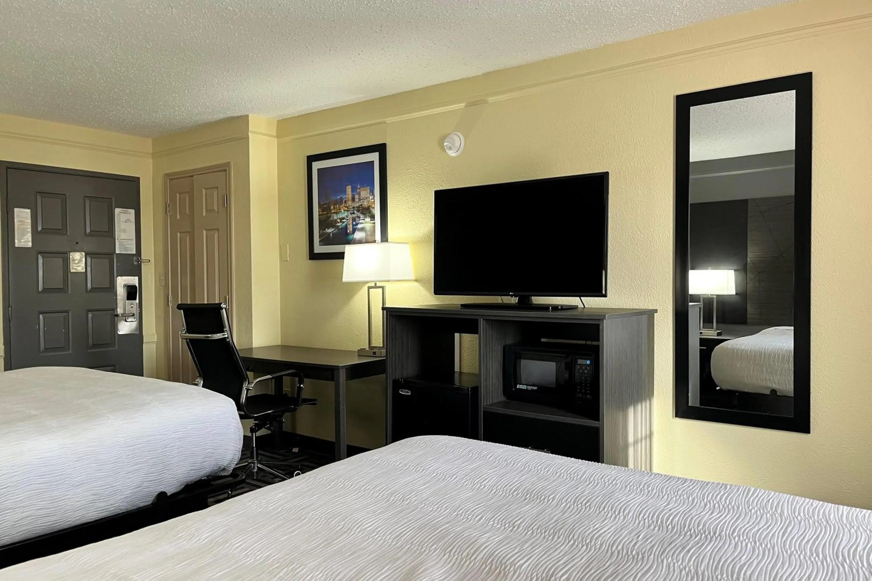 Photo of the whole room, Bed in Baymont by Wyndham Indianapolis Airport Lynhurst