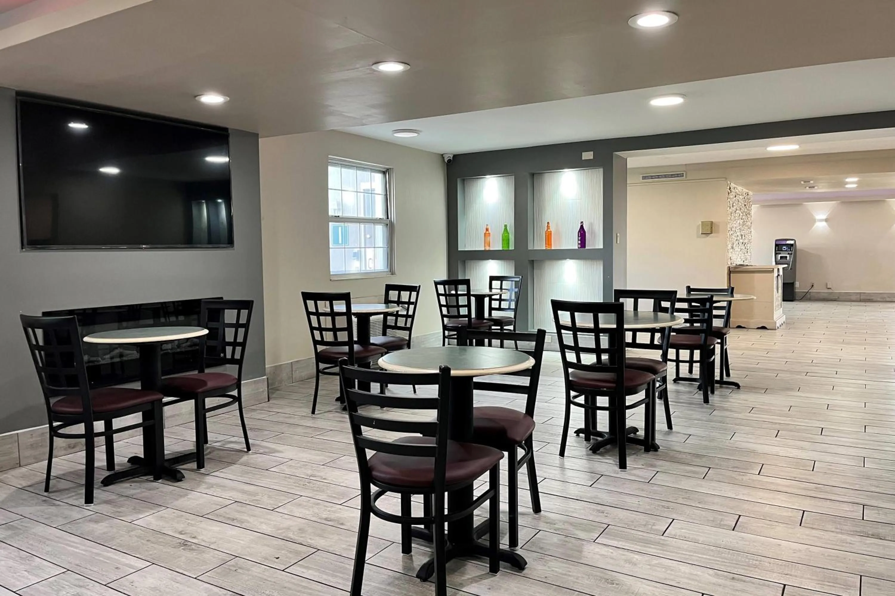 Restaurant/places to eat in Baymont by Wyndham Indianapolis Airport Lynhurst