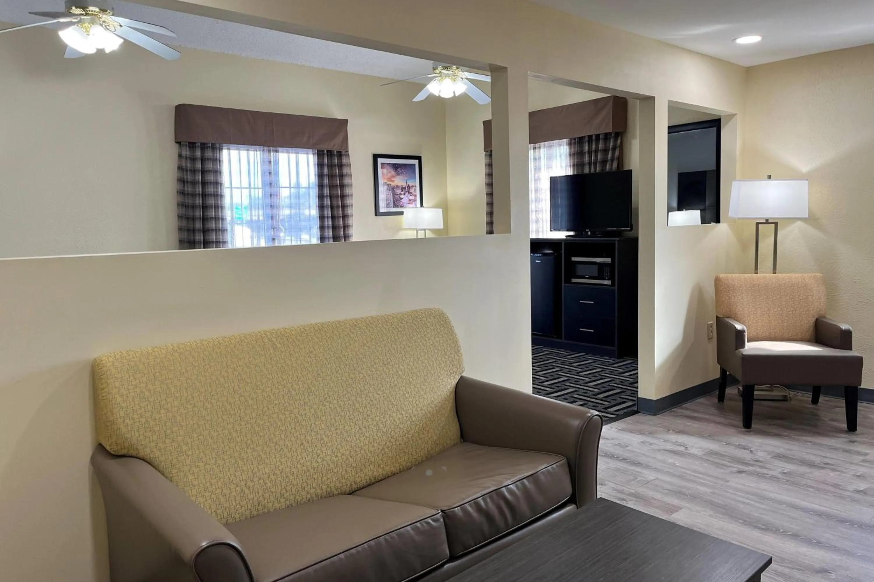 Photo of the whole room in Baymont by Wyndham Indianapolis Airport Lynhurst