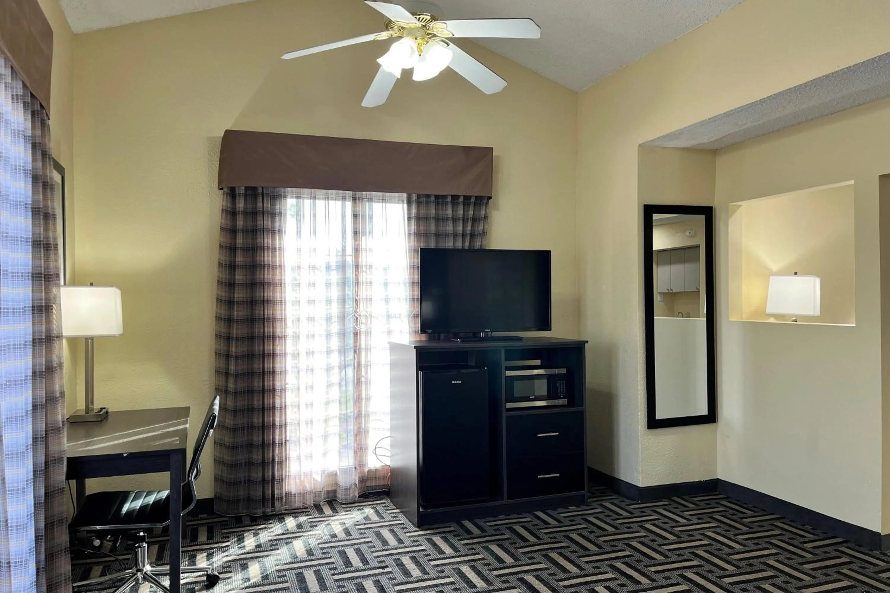 Photo of the whole room in Baymont by Wyndham Indianapolis Airport Lynhurst