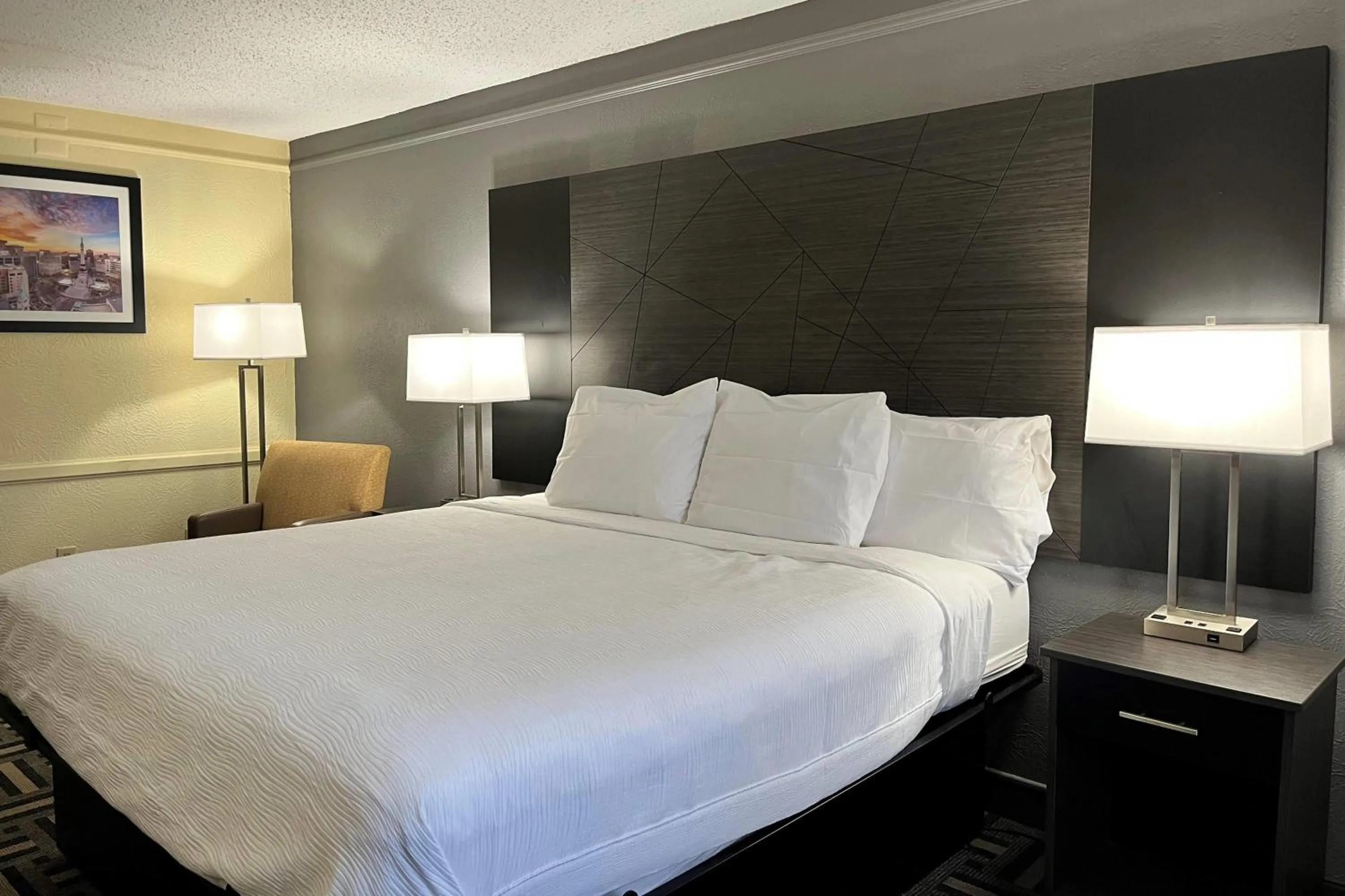 Photo of the whole room, Bed in Baymont by Wyndham Indianapolis Airport Lynhurst