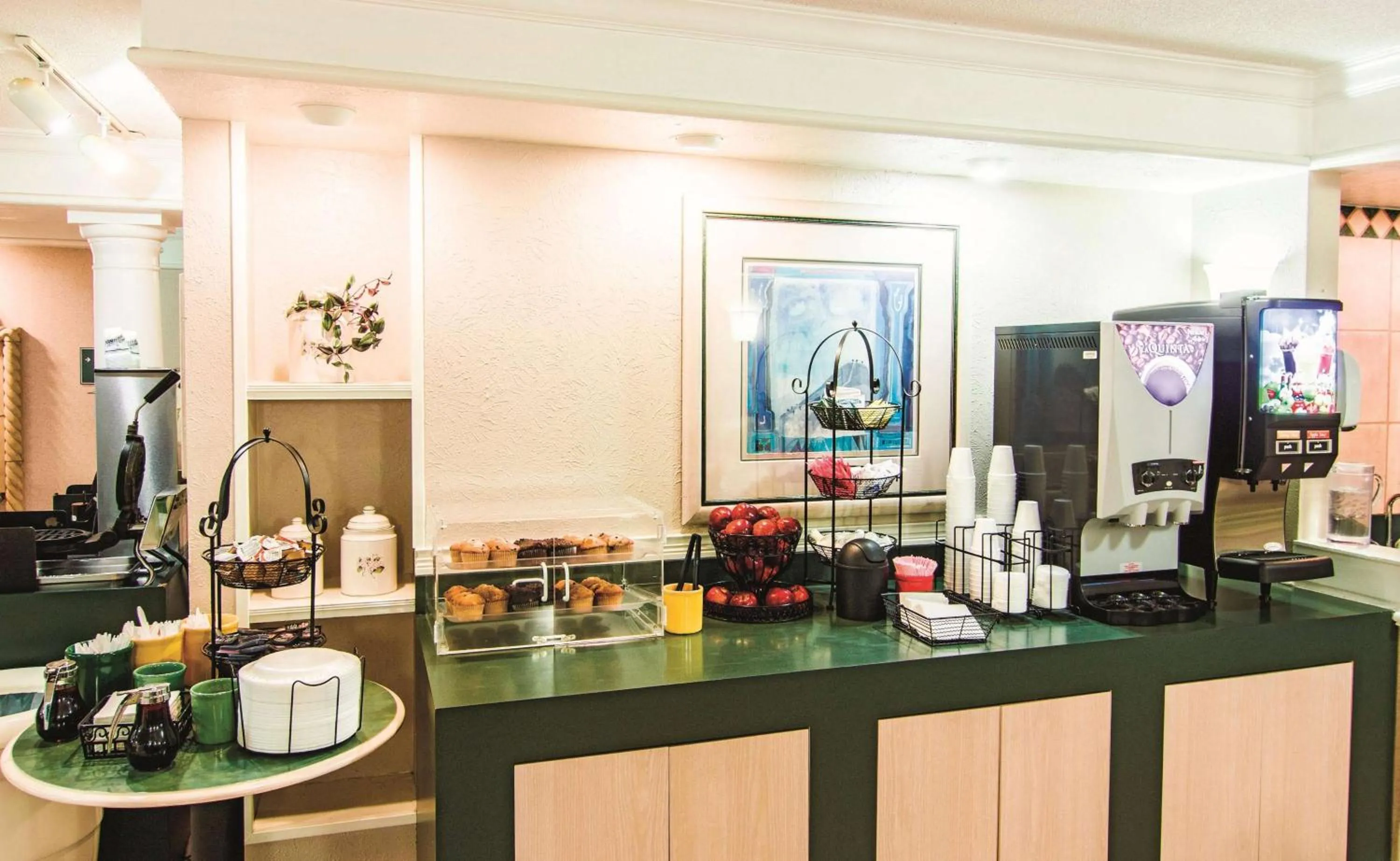 Kitchen or kitchenette in La Quinta Inn by Wyndham Indianapolis Airport Lynhurst