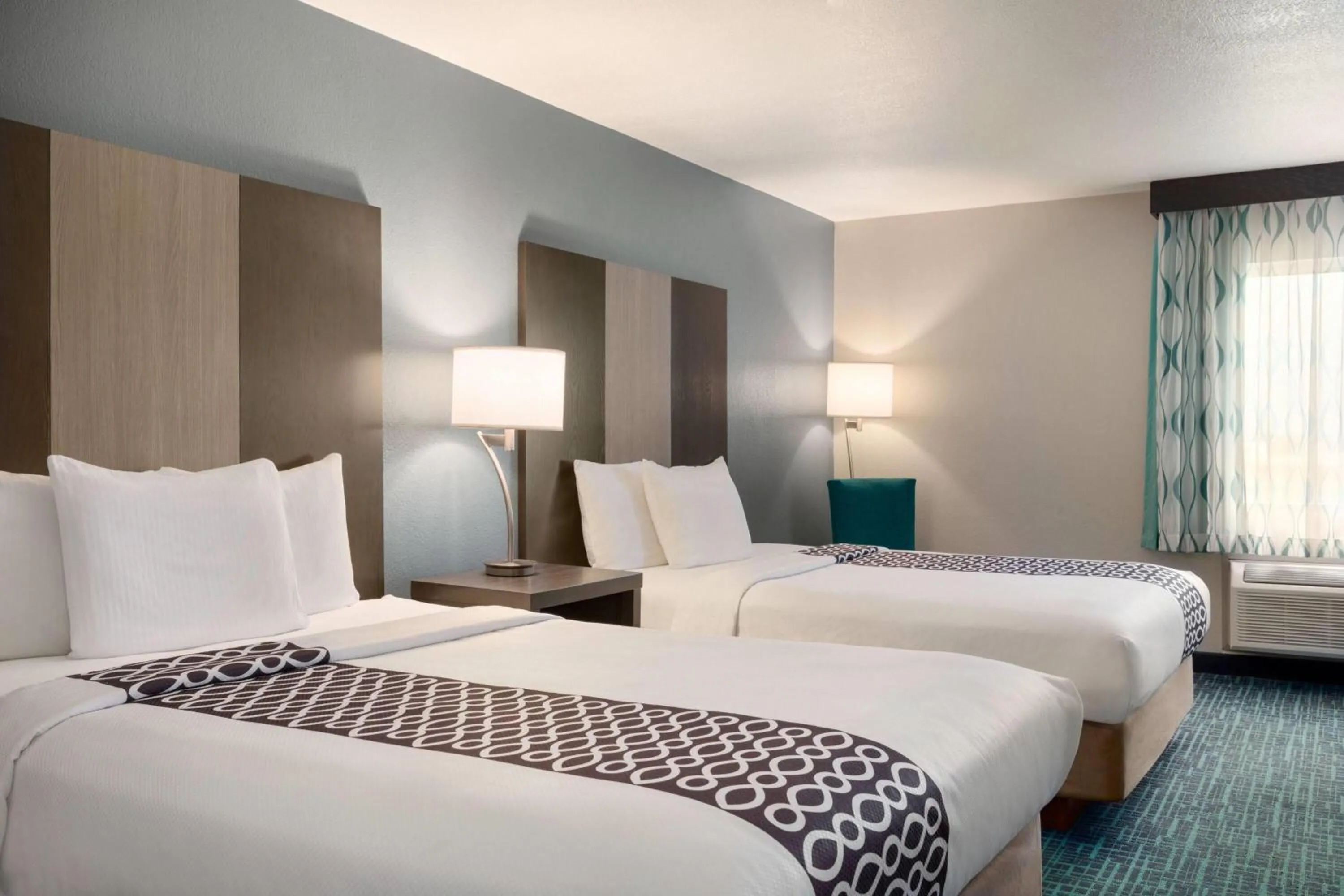 Photo of the whole room, Bed in La Quinta Inn & Suites by Wyndham Peru Starved Rock St Park