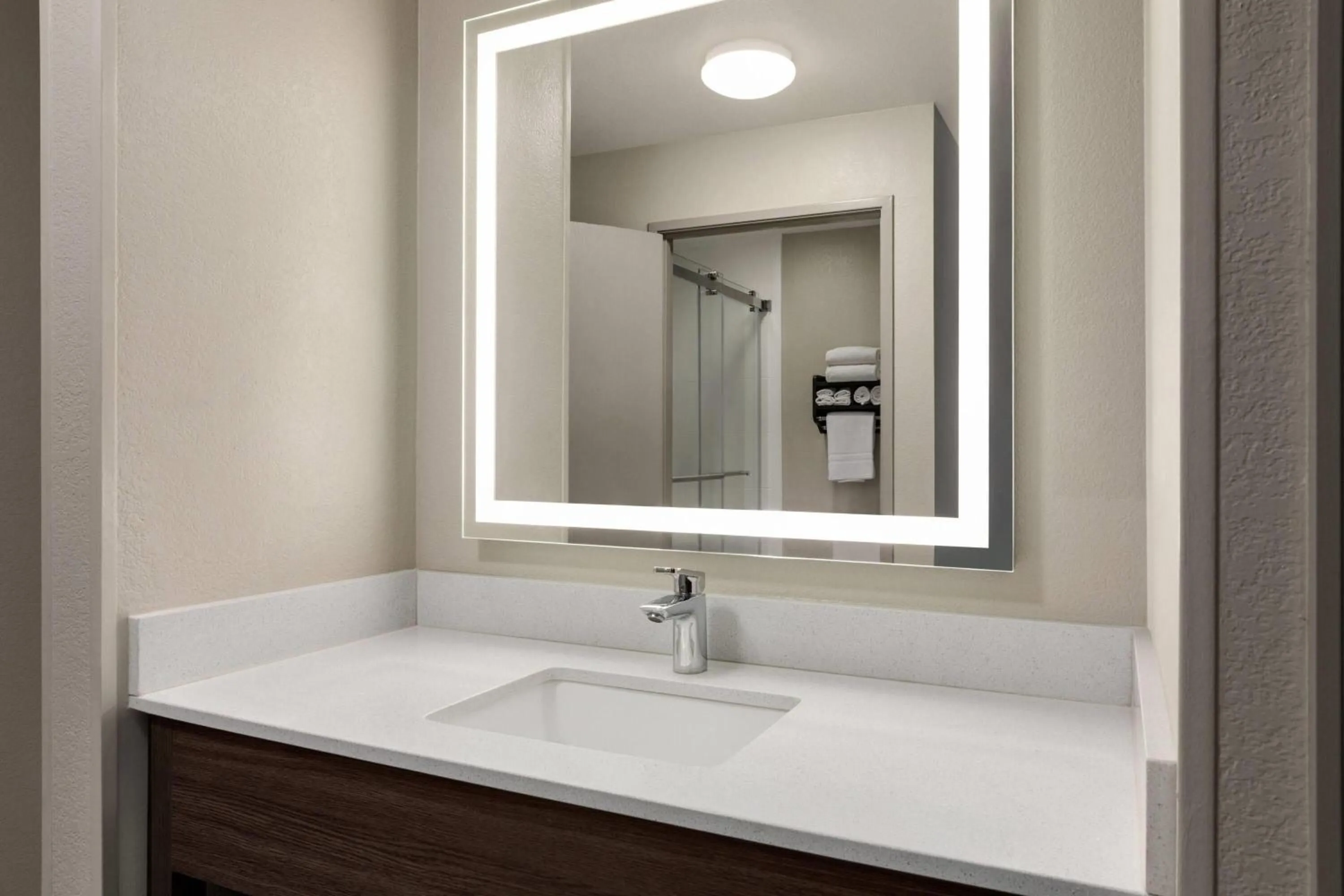 Bathroom in La Quinta Inn & Suites by Wyndham Peru Starved Rock St Park